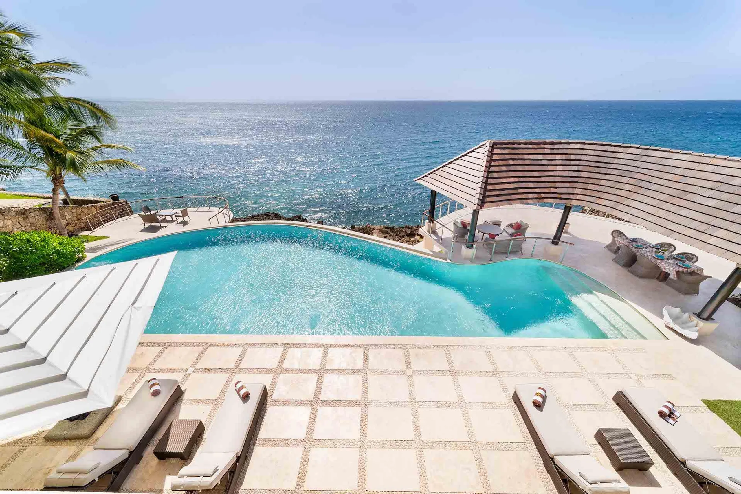 Breathtaking Oceanfront Villa with Swimming Pool and Gazebo — photograph 3