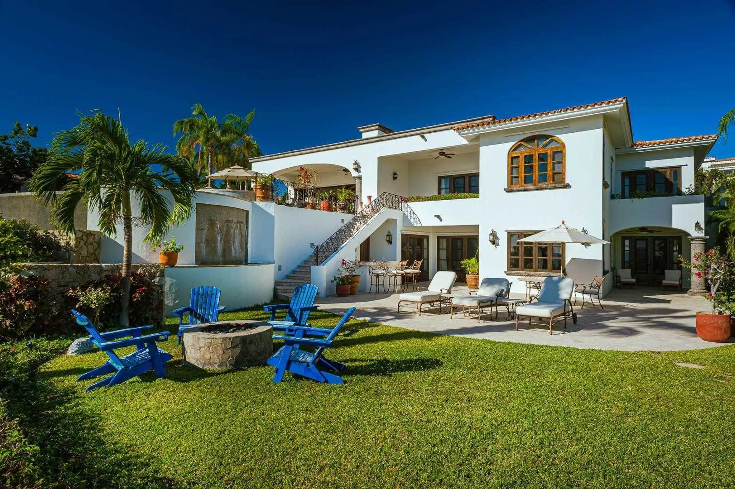 Palmilla Hacienda Sunset Estate with Infinity Pool and Ocean Views — photograph 2