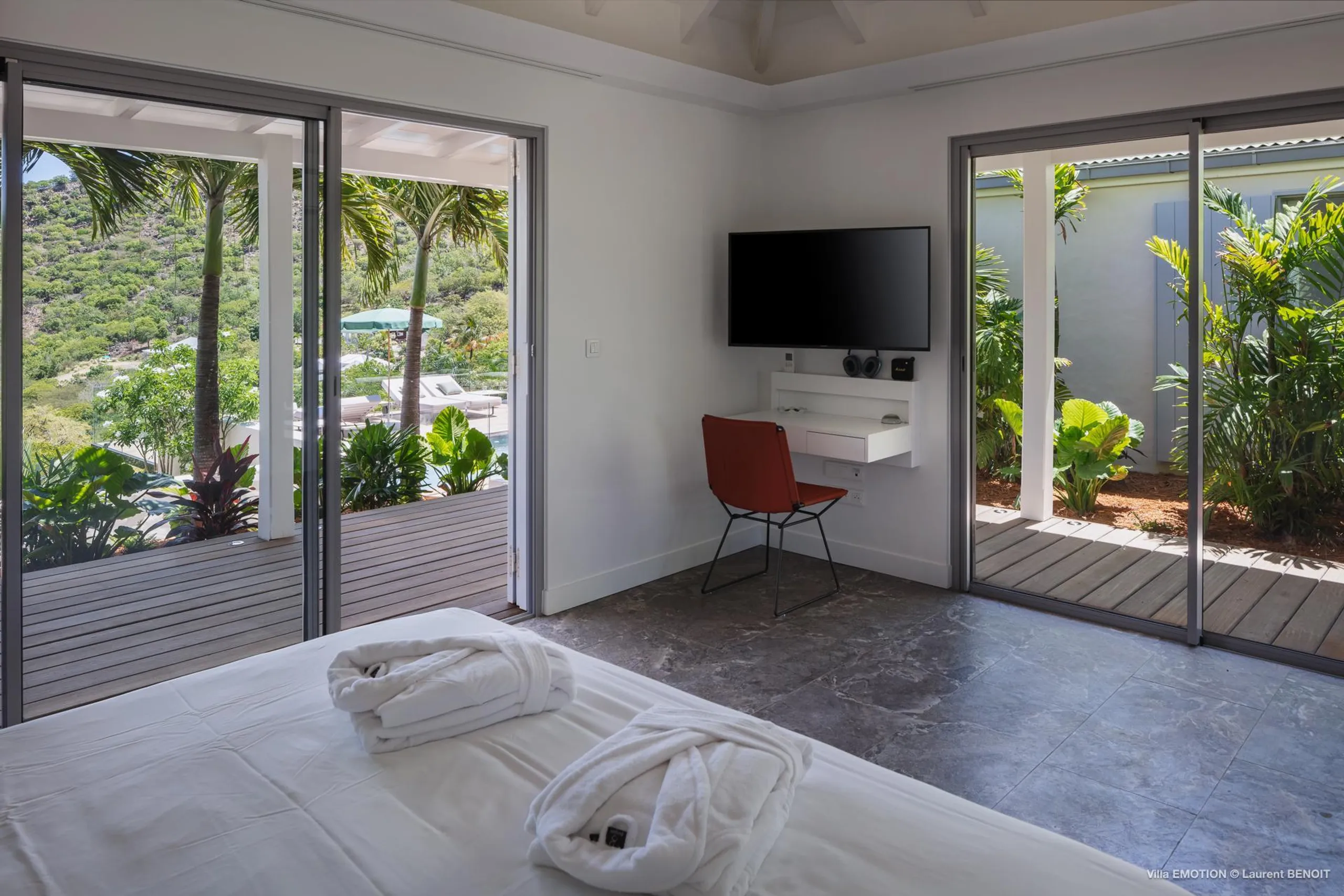 Awe-inspiring Paradise Estate with Private Pool, Sun Deck, and Gourmet Kitchen — photograph 12