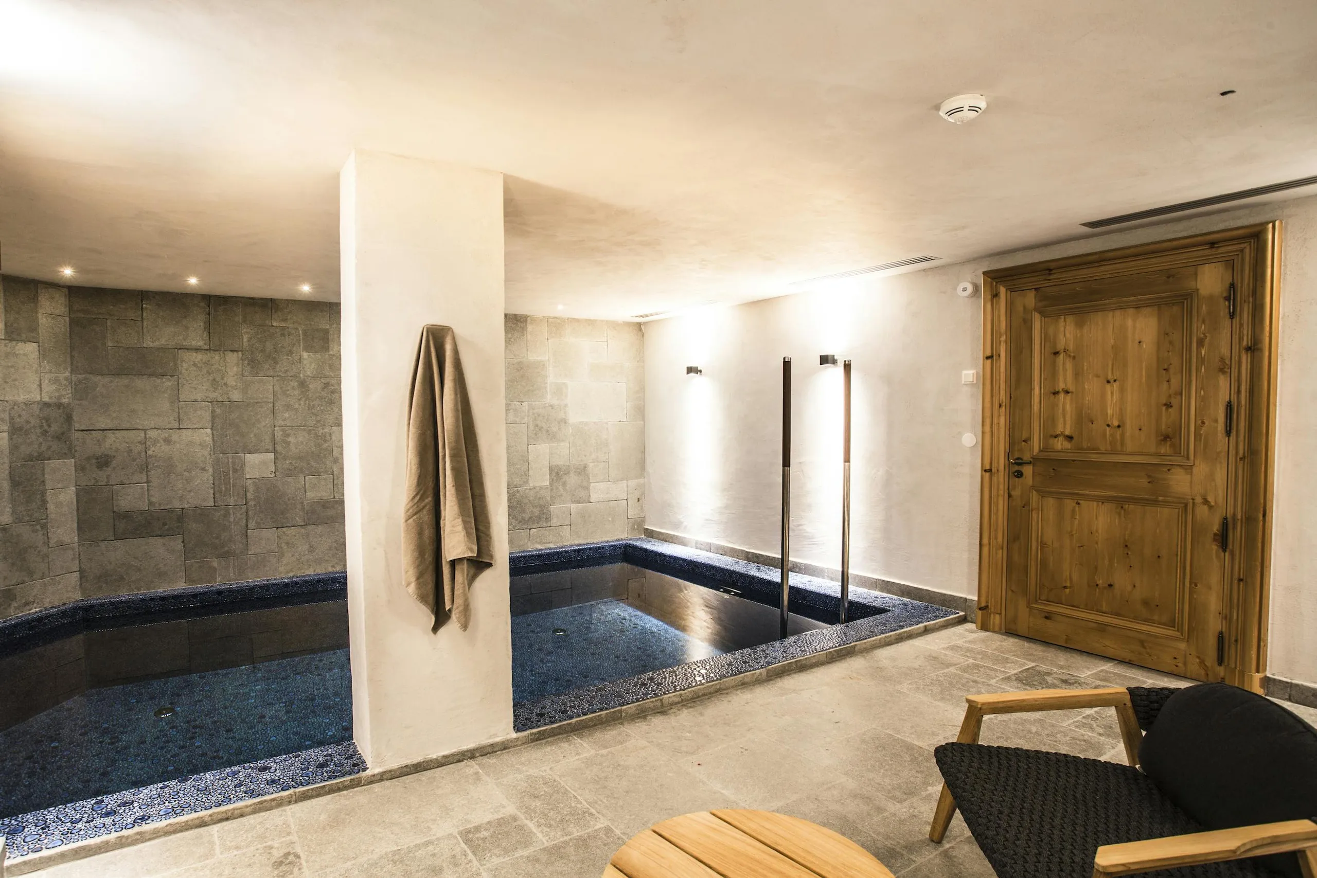 Vibrant Val D Isere Chalet with Private Pool and Fireplace — photograph 7