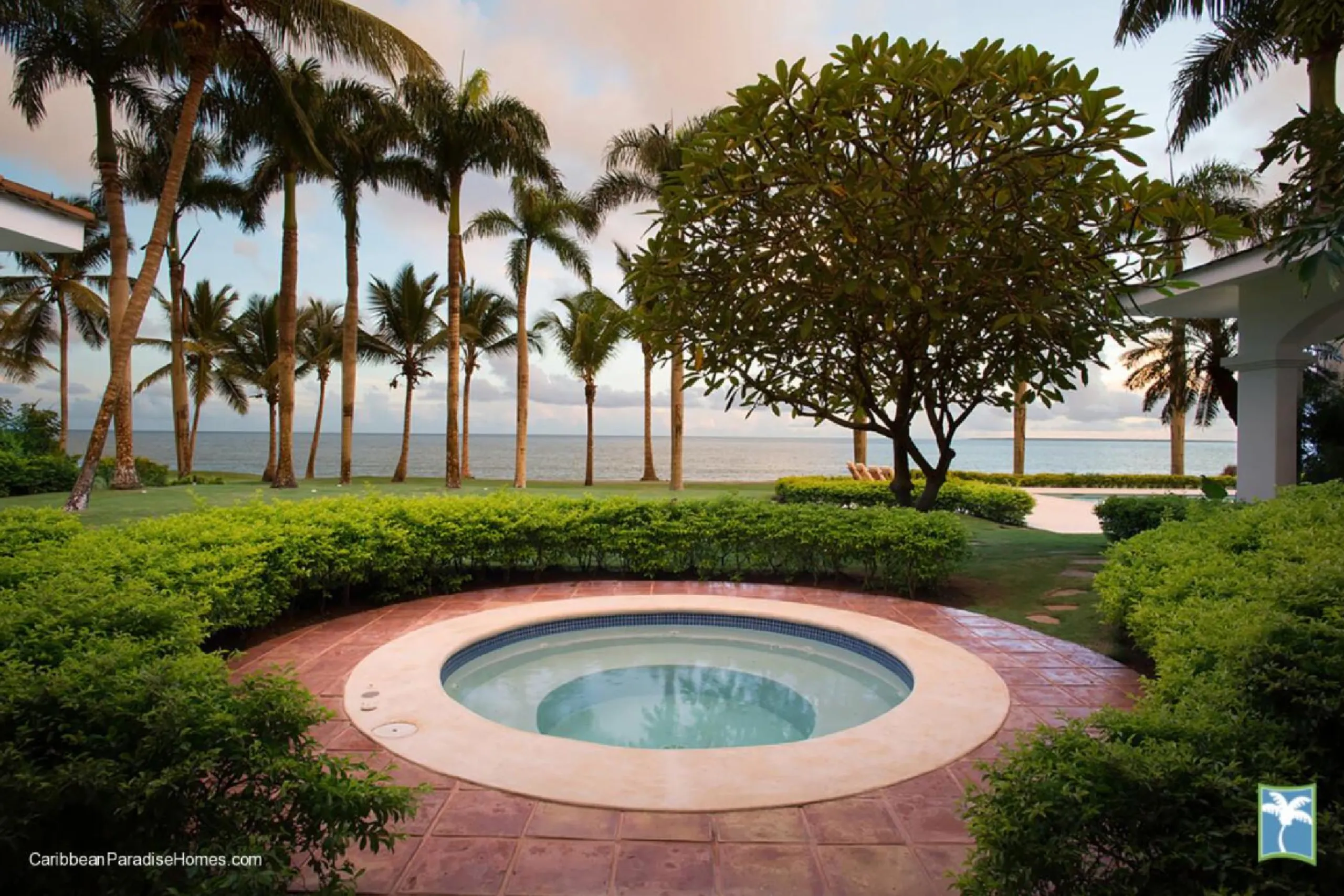 Majestic Oceanfront Villa with Private Pool and Fitness Room — photograph 3