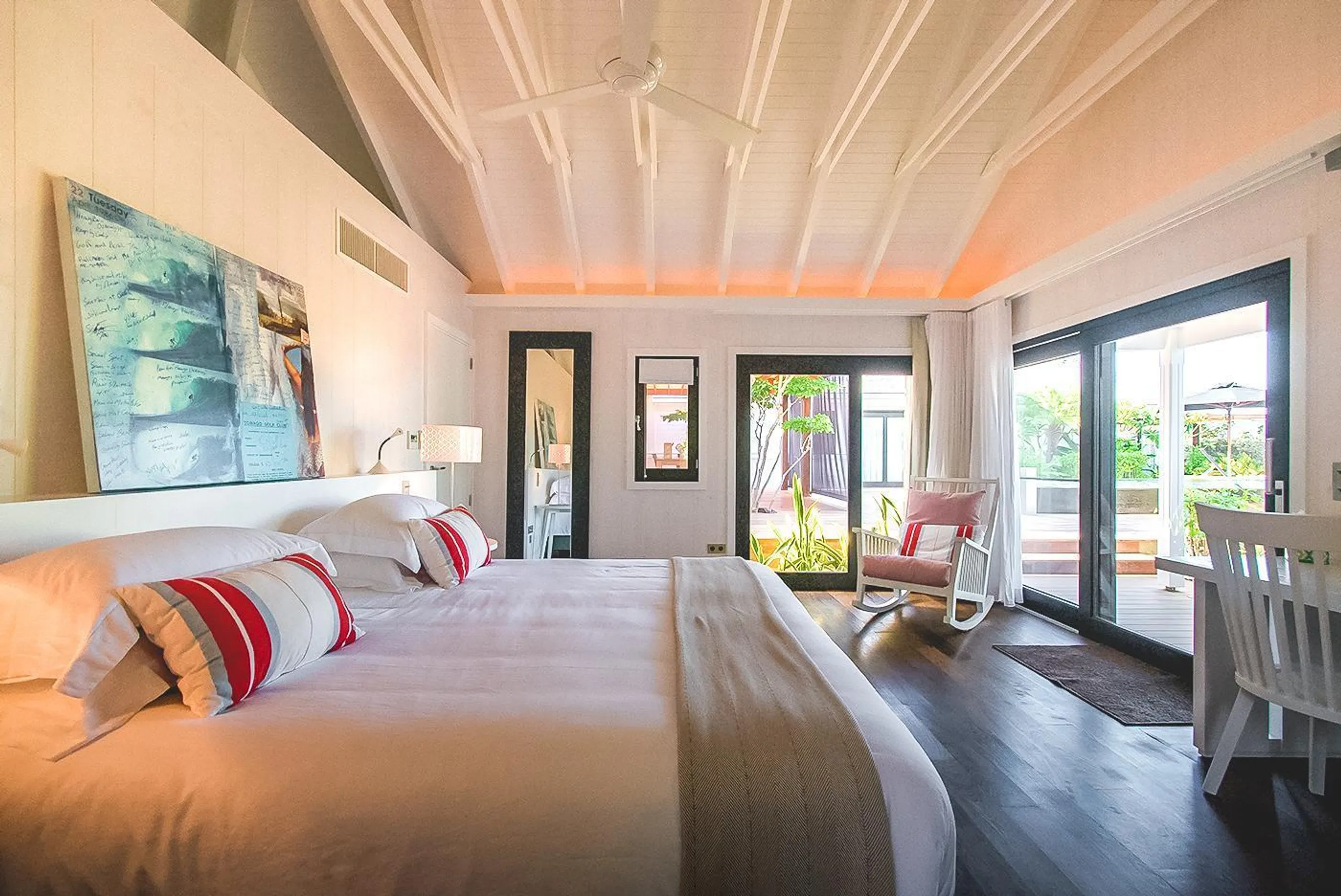 Elegant Paradise Villa with Infinity Pool and Majestic Ocean Views — photograph 12