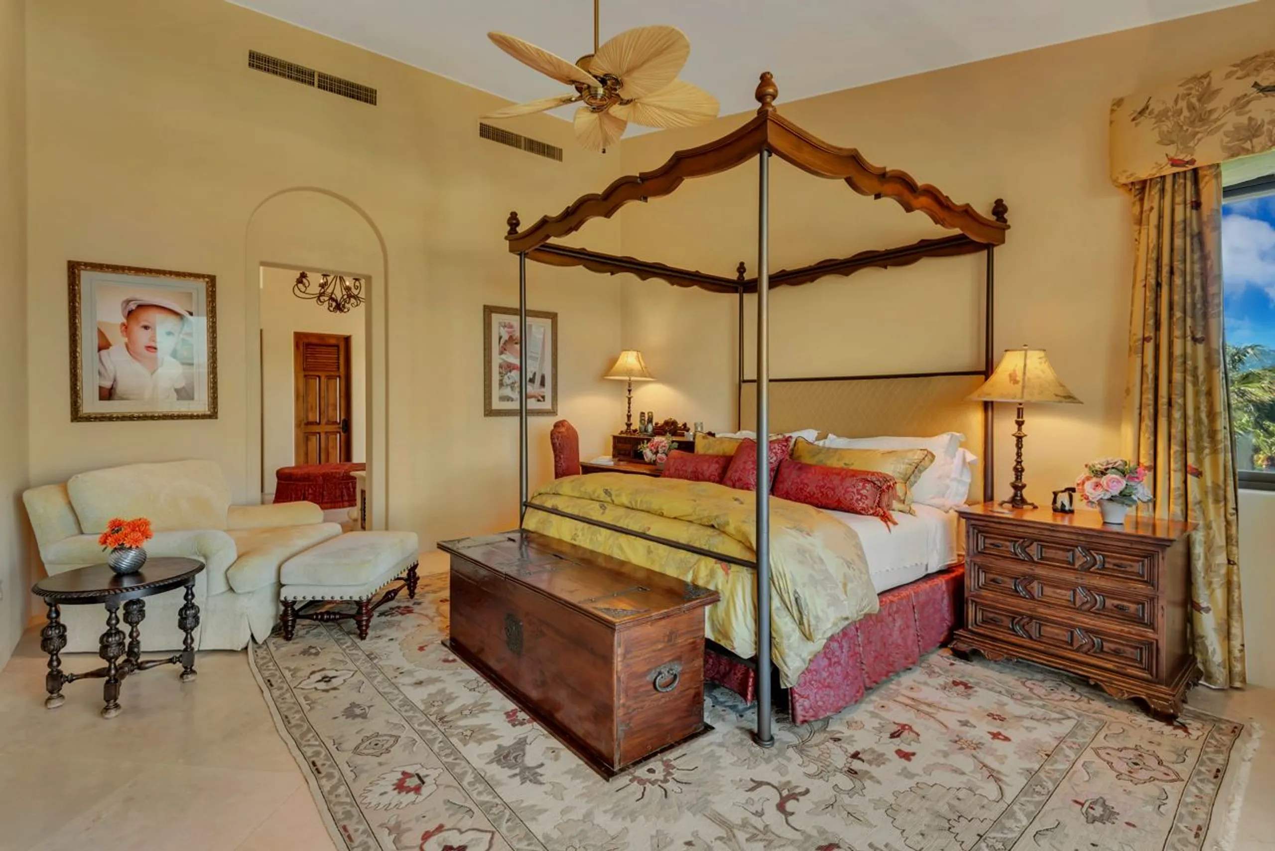 Opulent 5-Bedroom Villa with Private Infinity Pool, Firepit, and Ocean Views — photograph 9