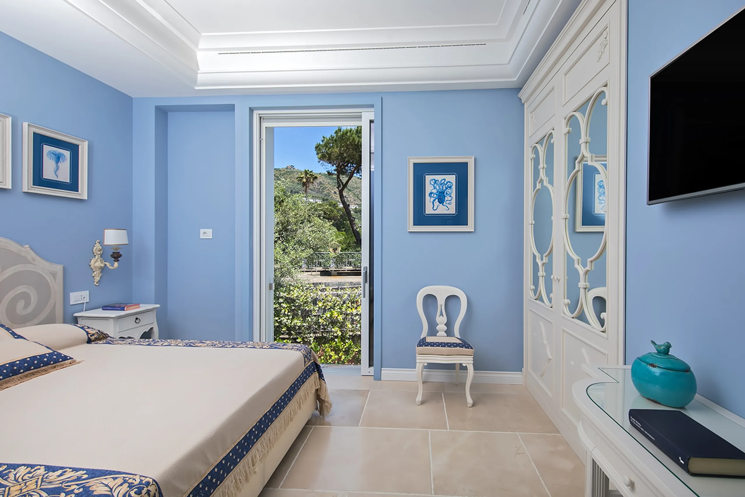 Majestic Seafront Sanctuary with Infinity Pool and Private Beach Access — photograph 8