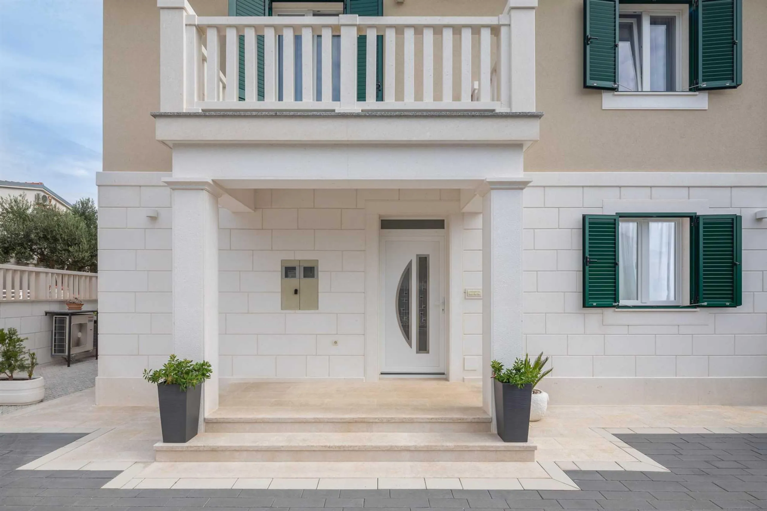 Gleaming Historic 4BR Villa with Blue Water Pool — photograph 8