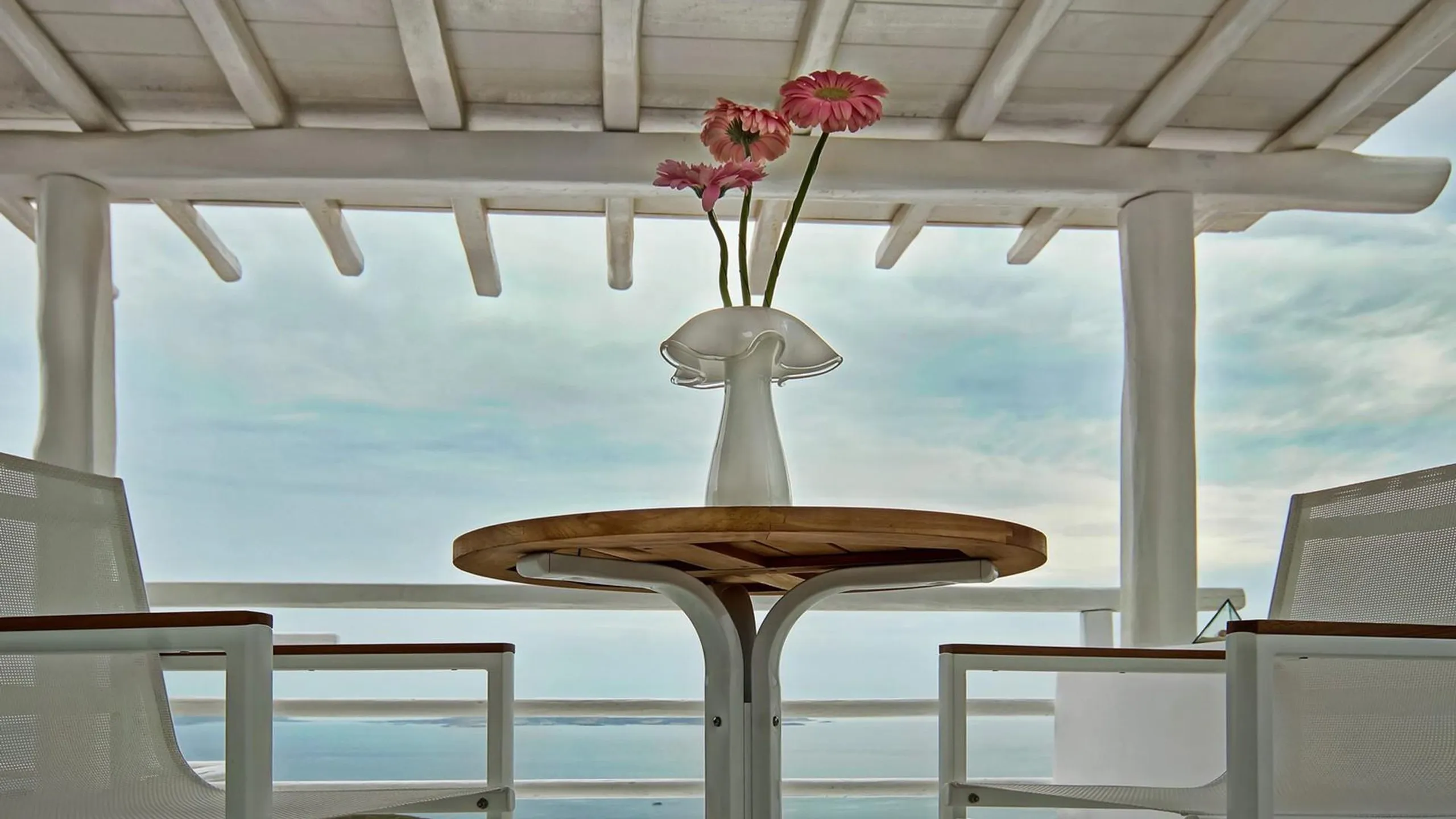 Luxurious Haven with Panoramic Views and Infinity Pool — photograph 6
