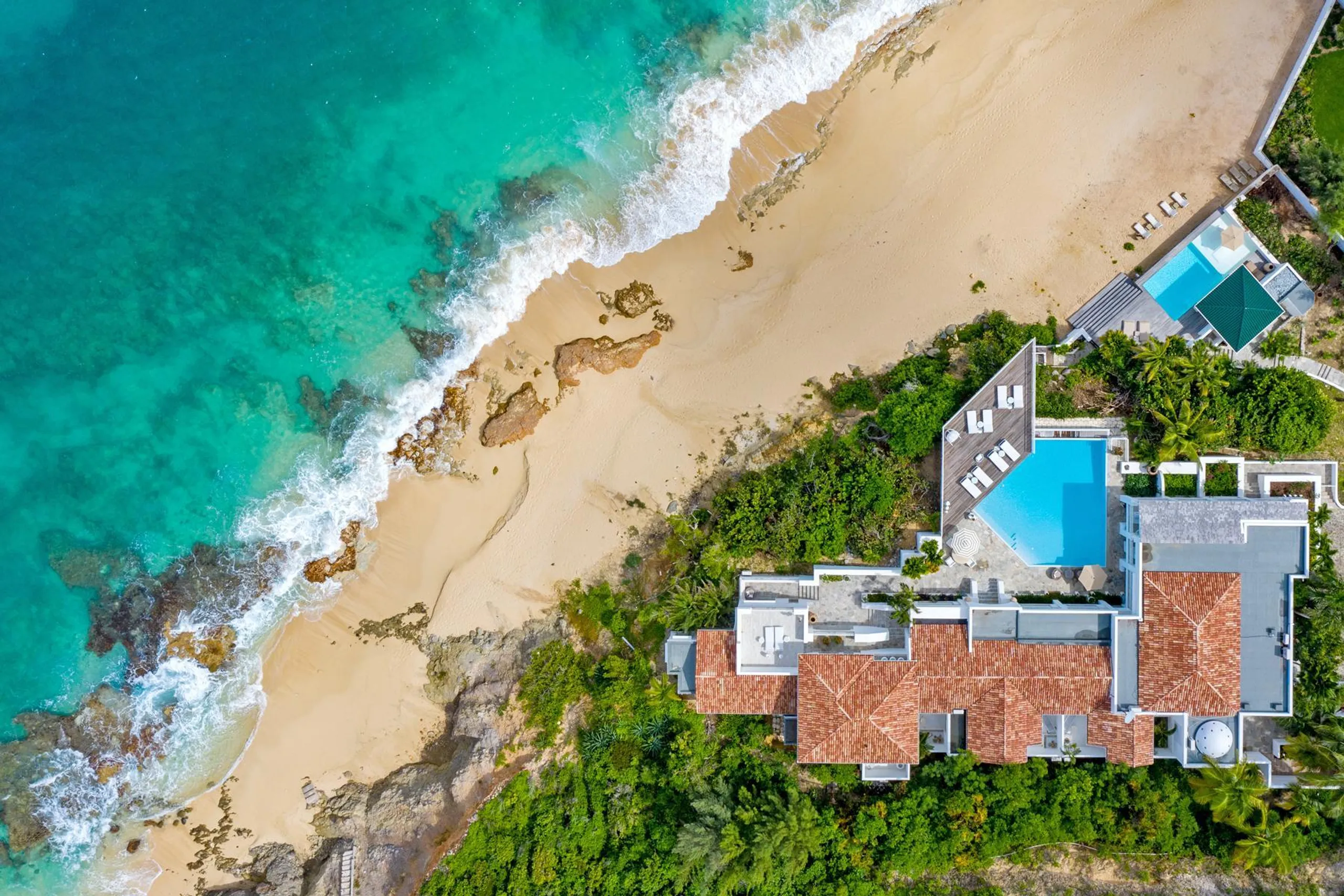 Elegant Luxury Cliffside Villa with Private Pool and Breathtaking Ocean Views — photograph 9