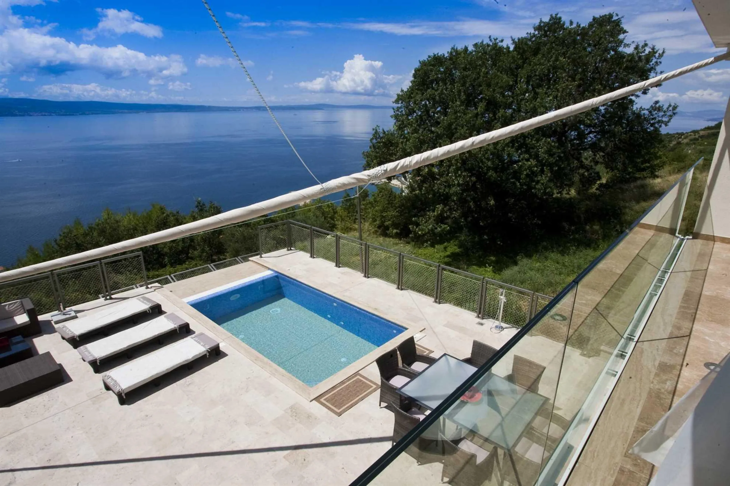 Opulent Villa with Infinity Pool, Saunas, Gym and Panoramic Sea Views — photograph 4