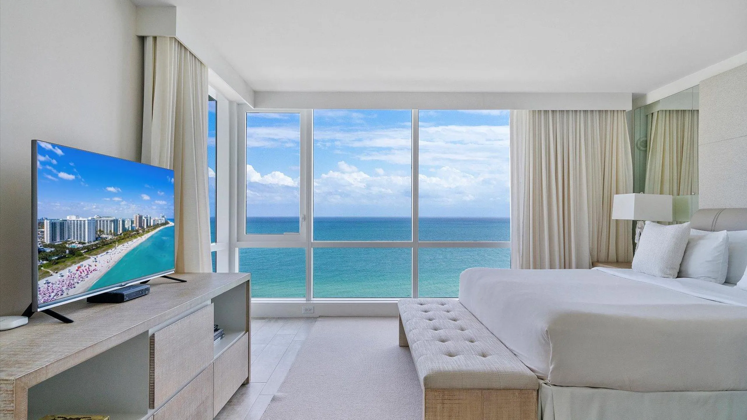 Superb Oceanside Retreat with Stunning Views — photograph 9