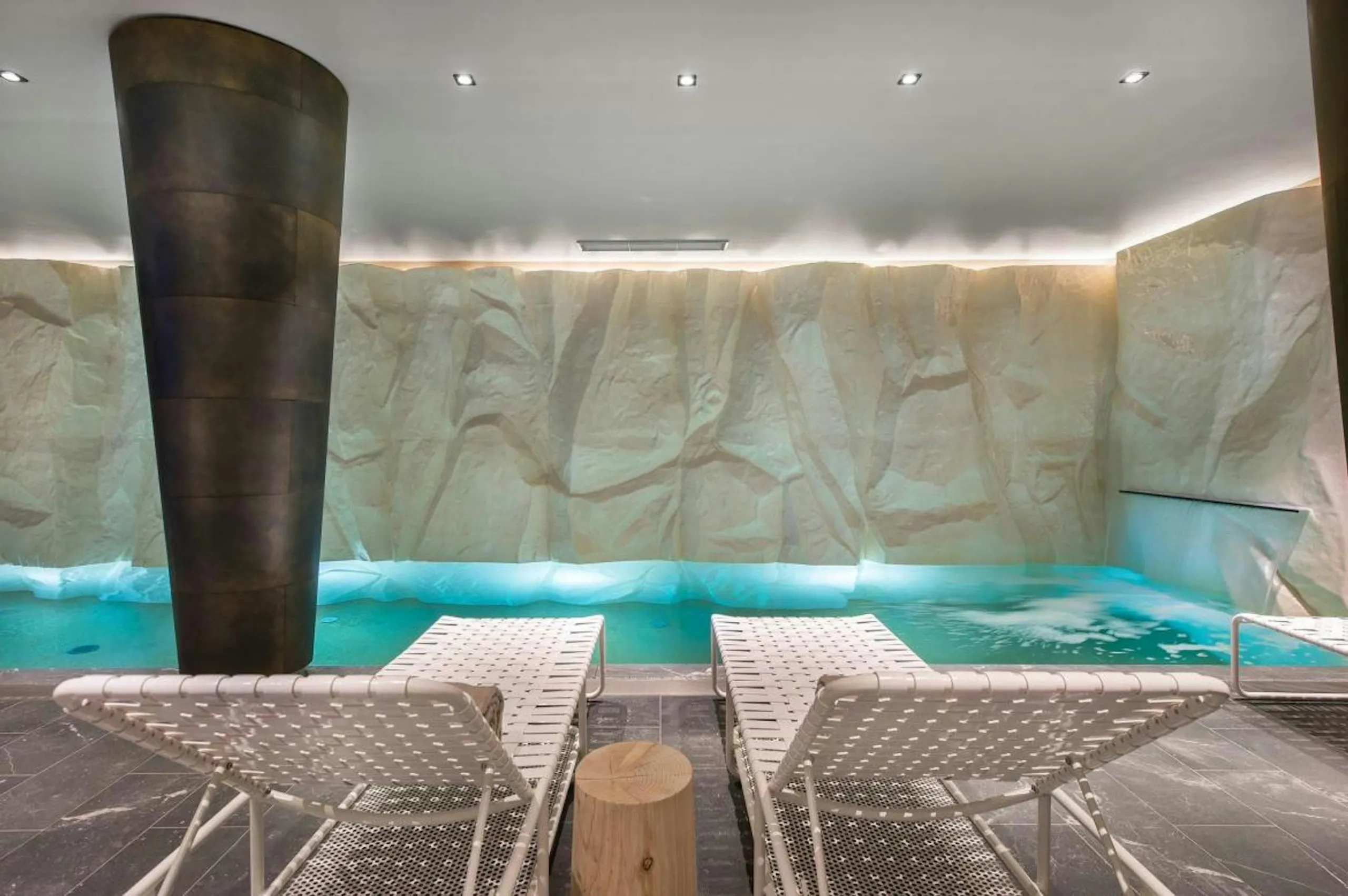 Courchevel Luxury Chalet with Private Pool and Fitness Room — photograph 8