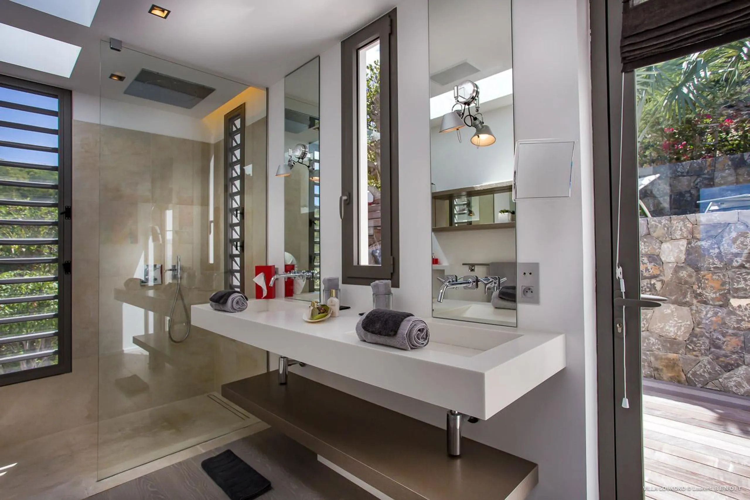 Grandiose Caribbean Bay Villa with Infinity Pool — photograph 10