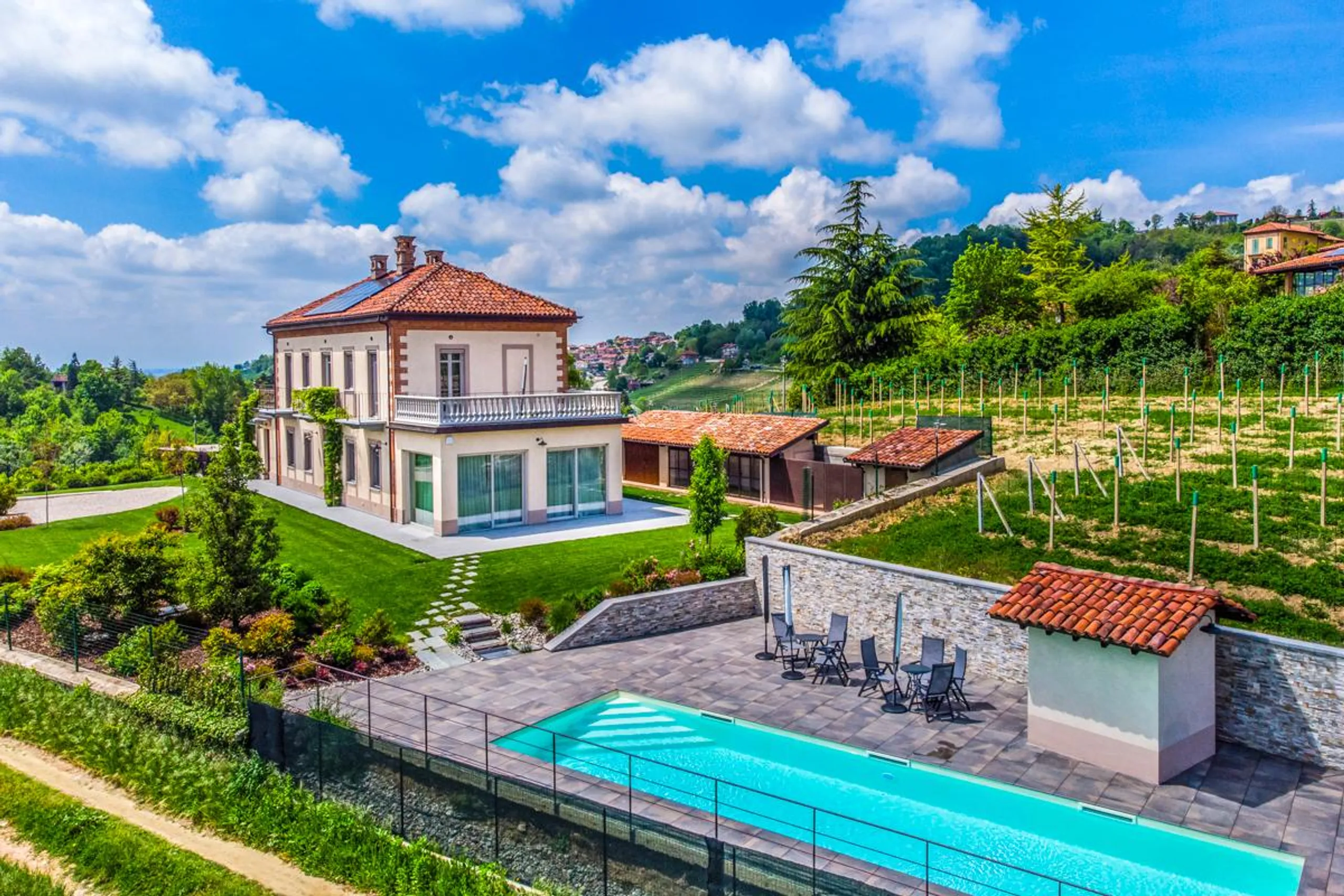 Elegant Countryside Villa in Piedmont with Pool and Vineyard Views, Monforte D Alba
