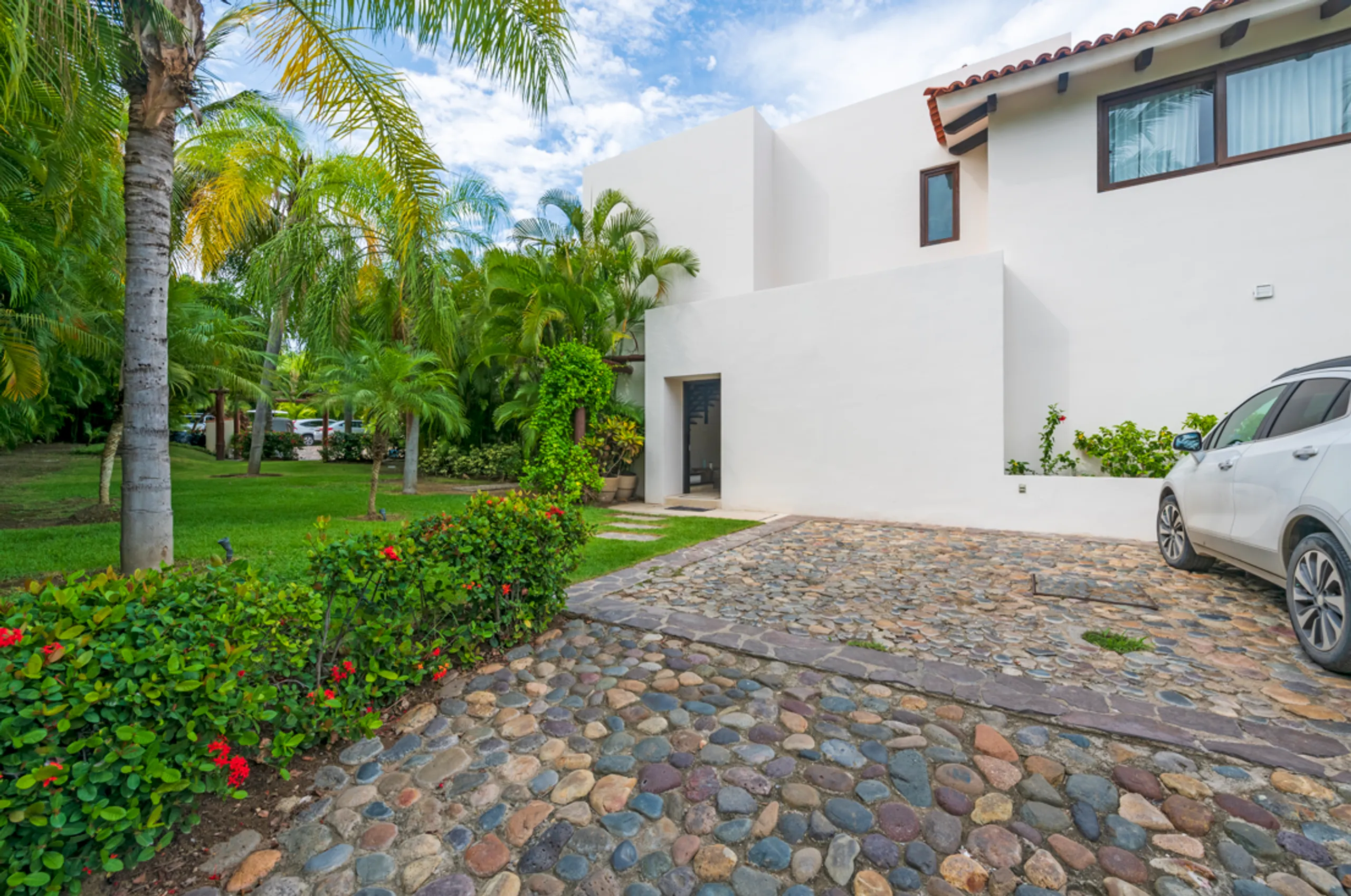 Exquisite Villa Oasis with Panoramic Ocean Views — photograph 6