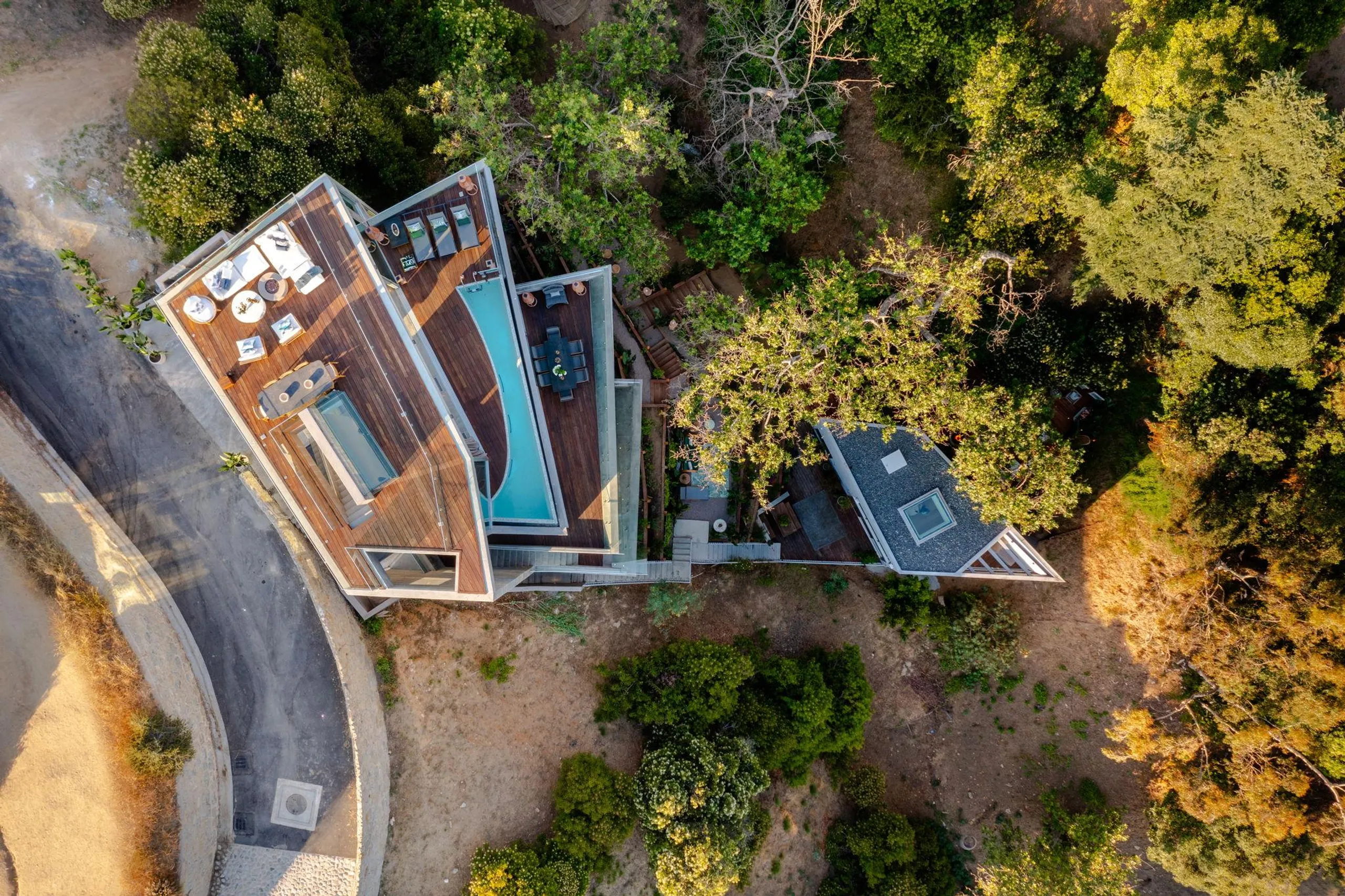 Exceptional Hollywood Hills Villa with Breathtaking Views of Los Angeles — photograph 3