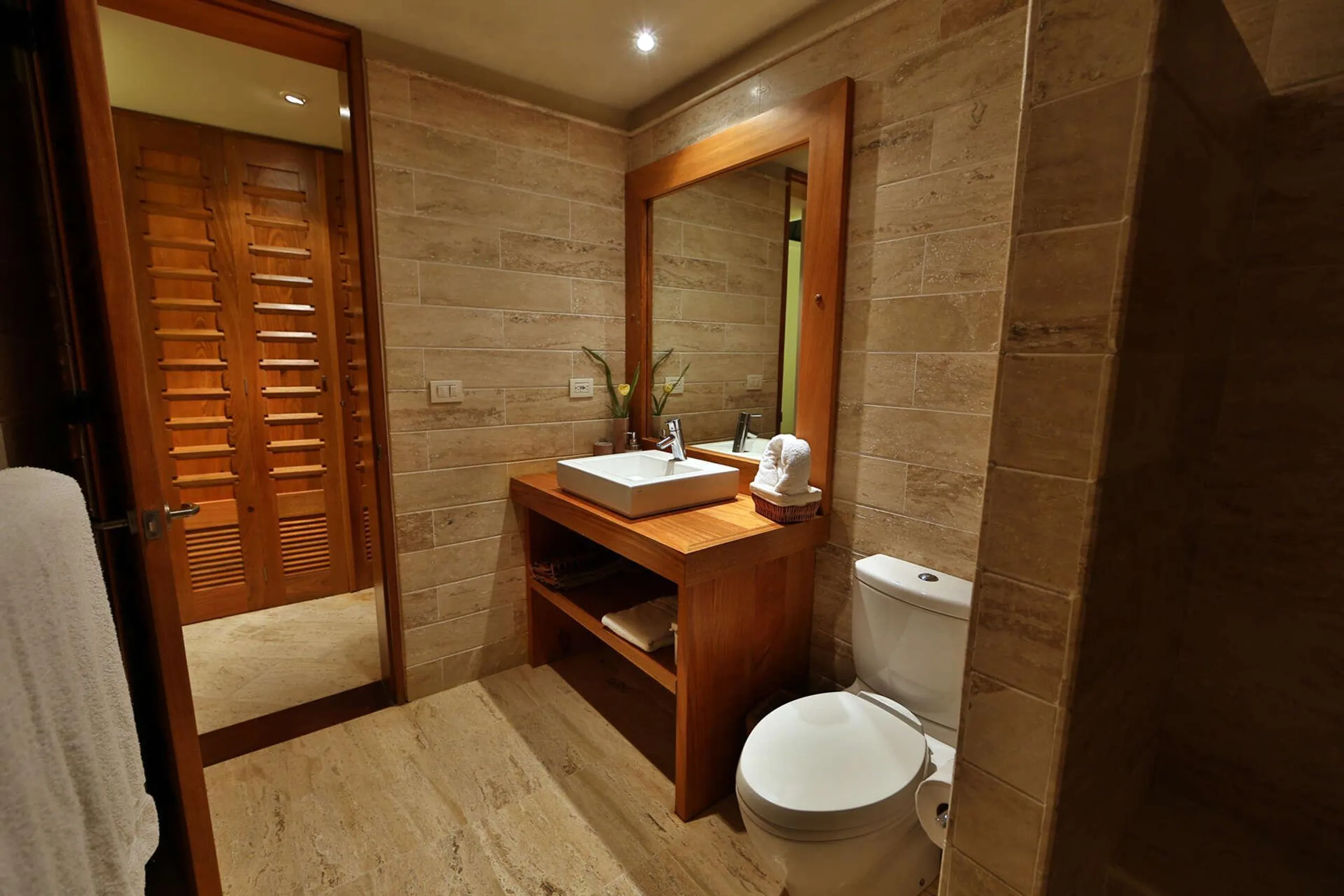 Tropical Architectural Villa with Private Pool and Country Club Access — photograph 9