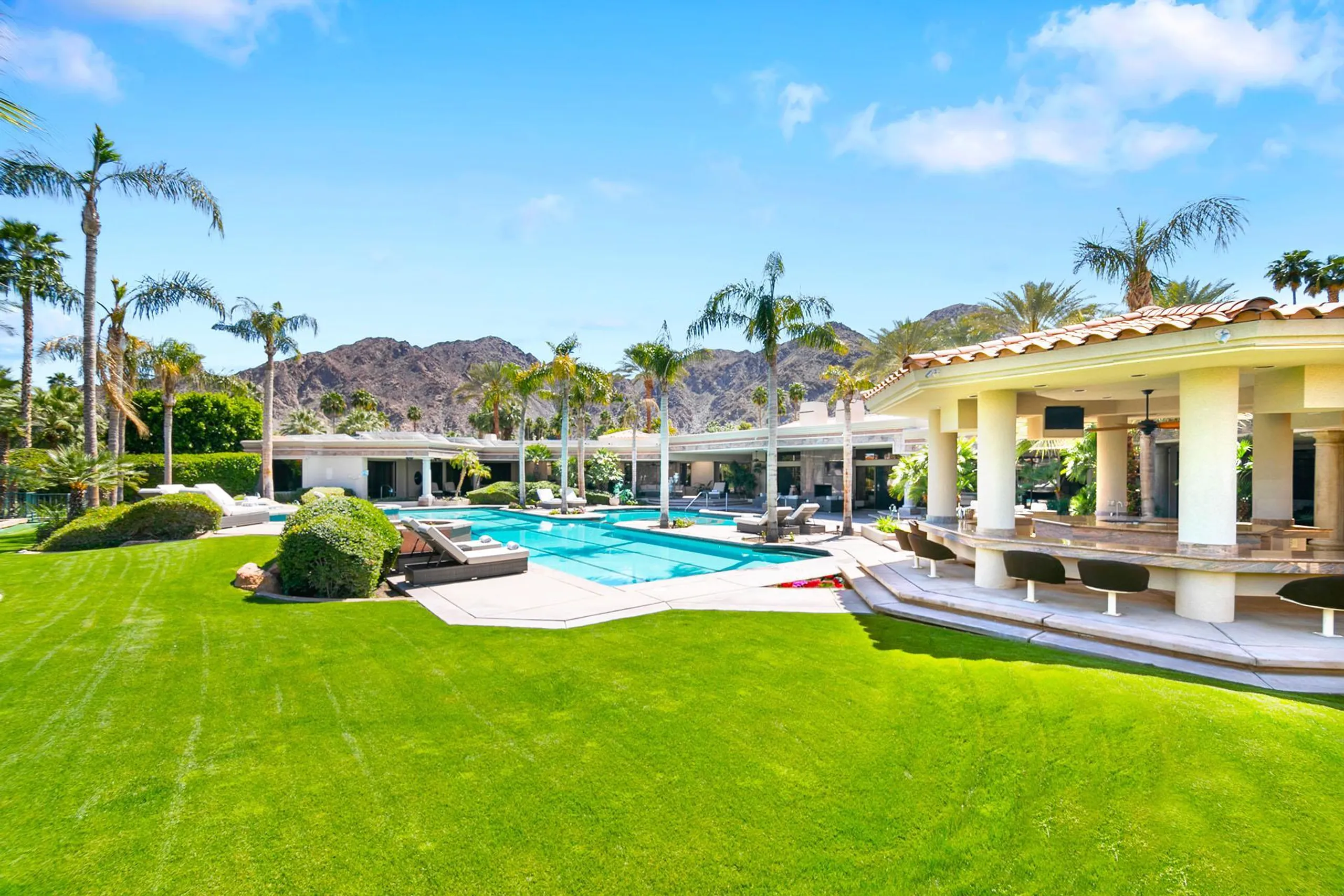 Paradise Resort Estate with Pool, Tennis Court, and Fitness Room — photograph 5