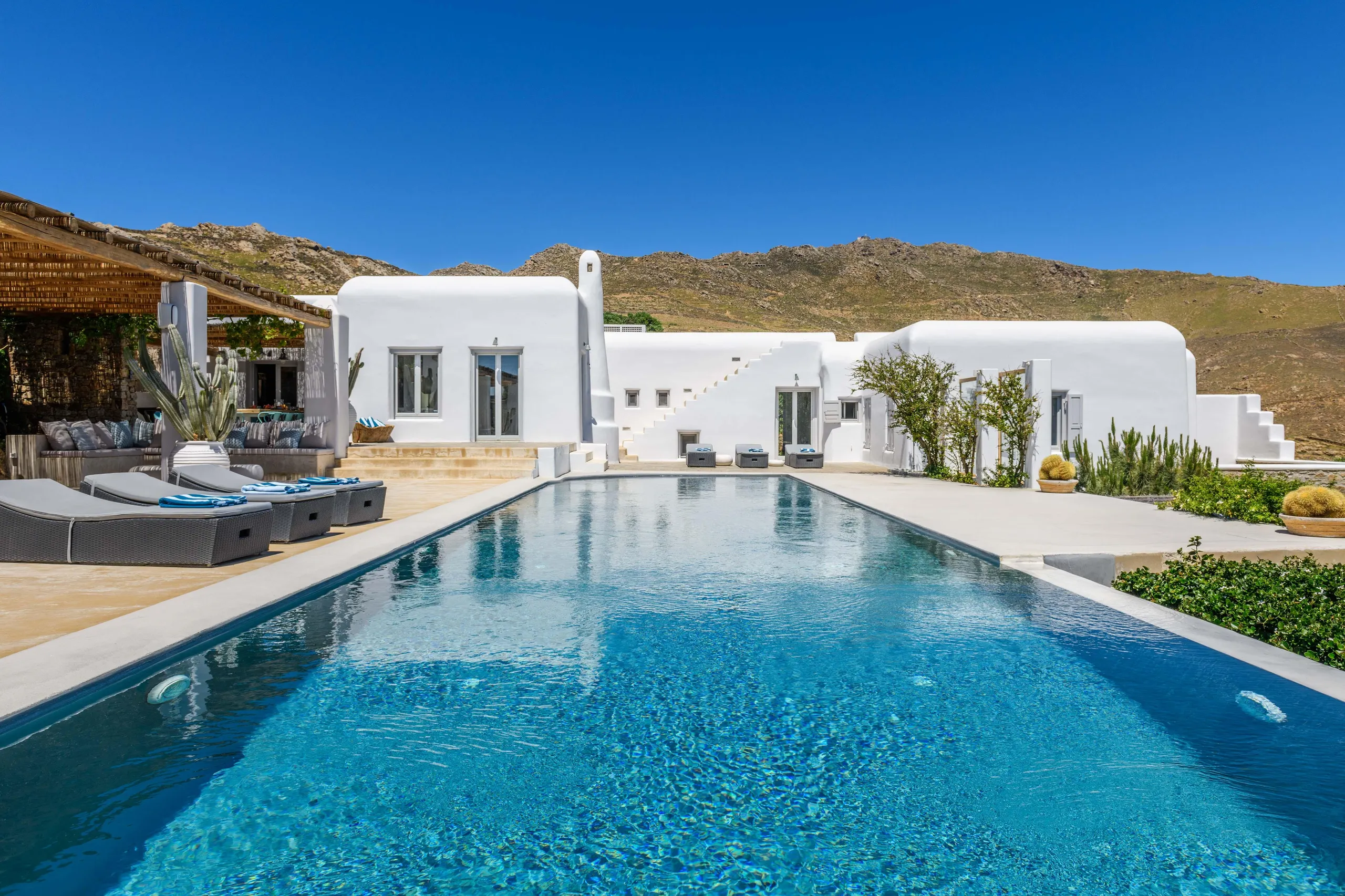 Immaculate Mykonos Villa with Designer Touches, Private Pool, Padel Court, and Panoramic Mediterranean Views — photograph 2