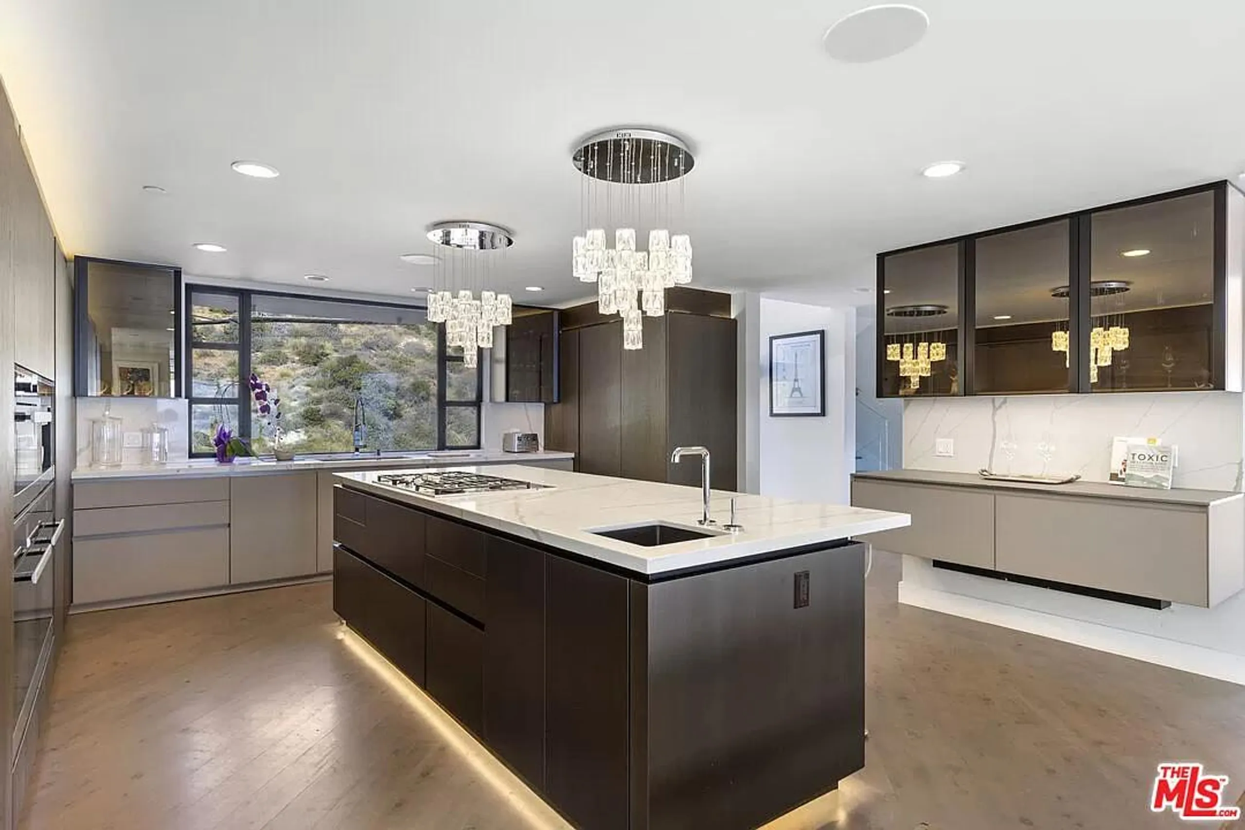 Lavish Malibu Villa with Walks to Beach — photograph 10