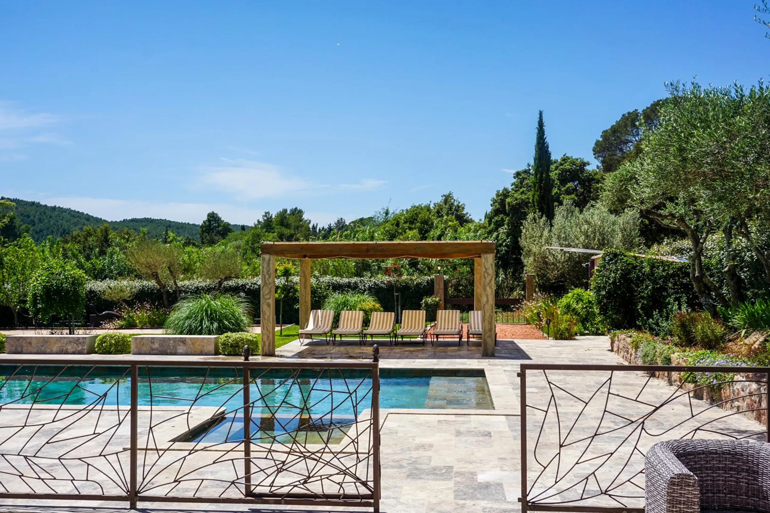 Captivating 4BR Villa with Private Pool and Vineyards — photograph 9