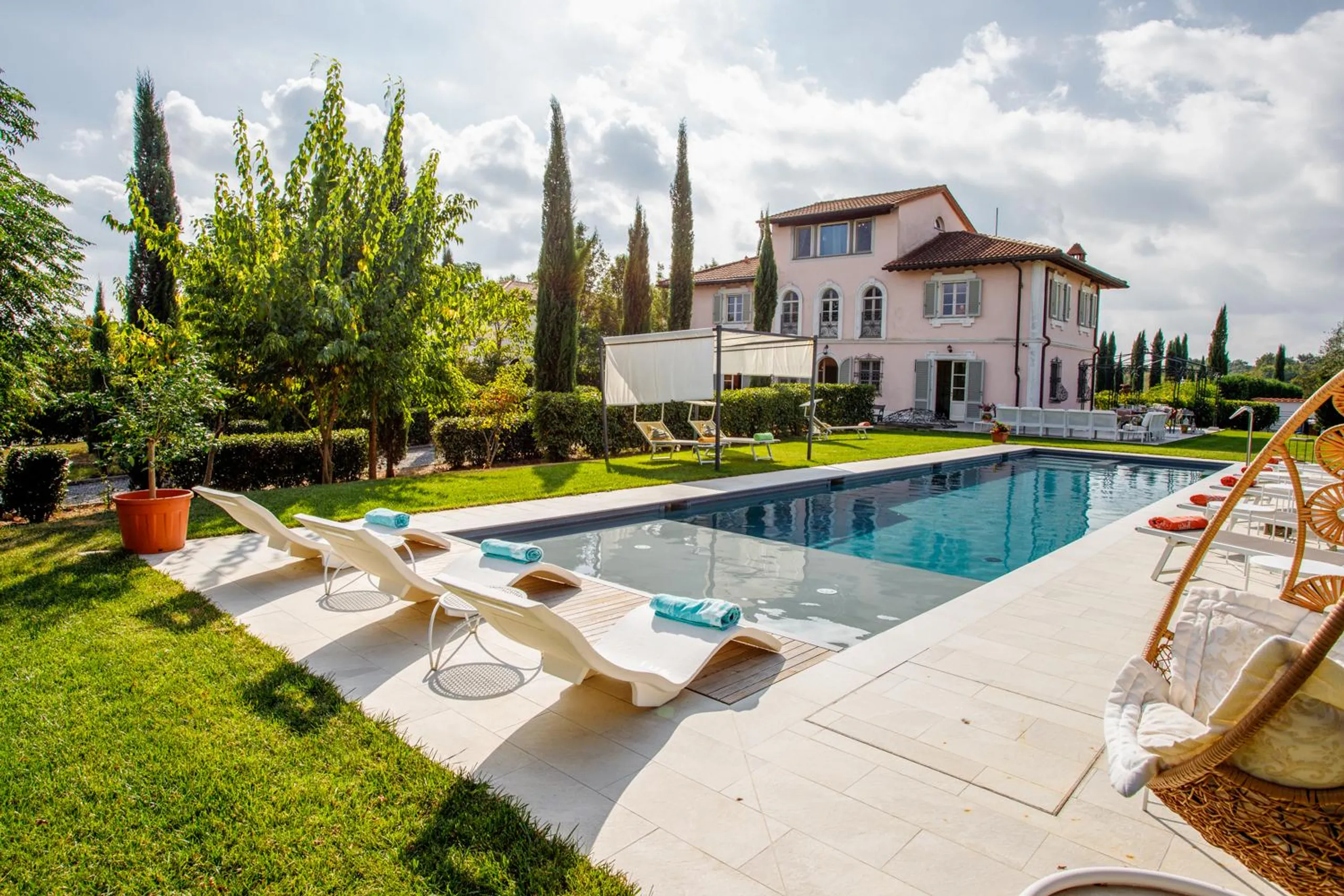 Refined  Tuscan Villa with Private Pool, Vast Gardens and Access to Historic Cities — photograph 4