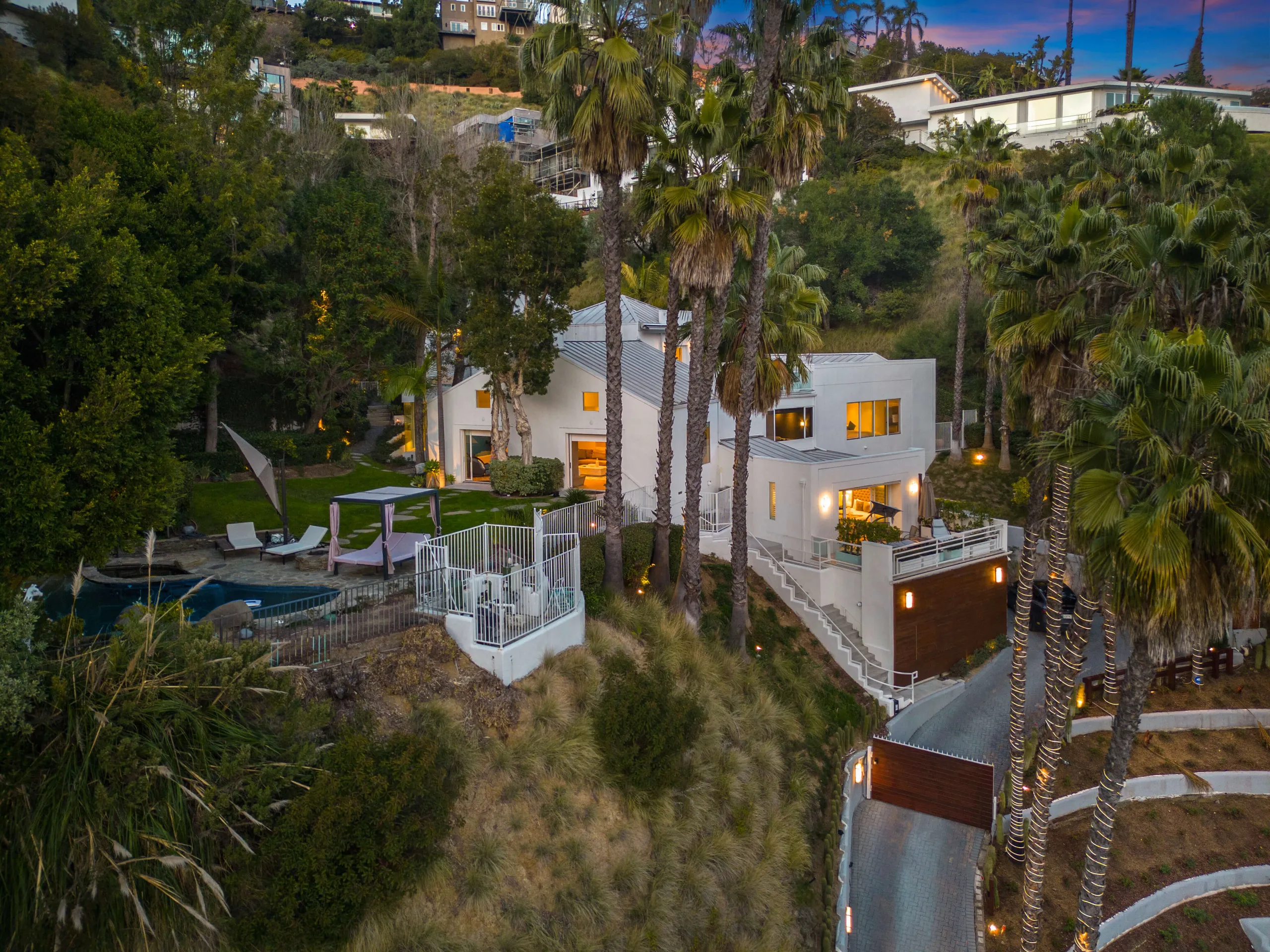Luxurious Beverly Hills Estate with Rejuvenating Pool — photograph 5