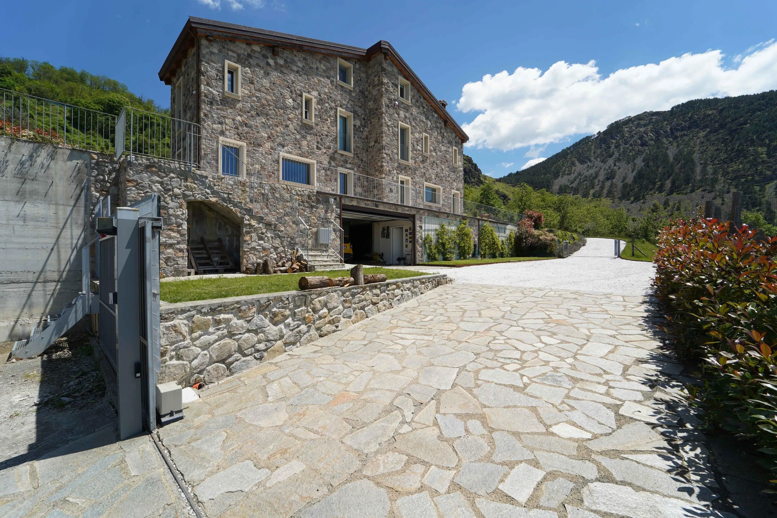 Peaceful Hillside Villa with Mountain Views — photograph 5