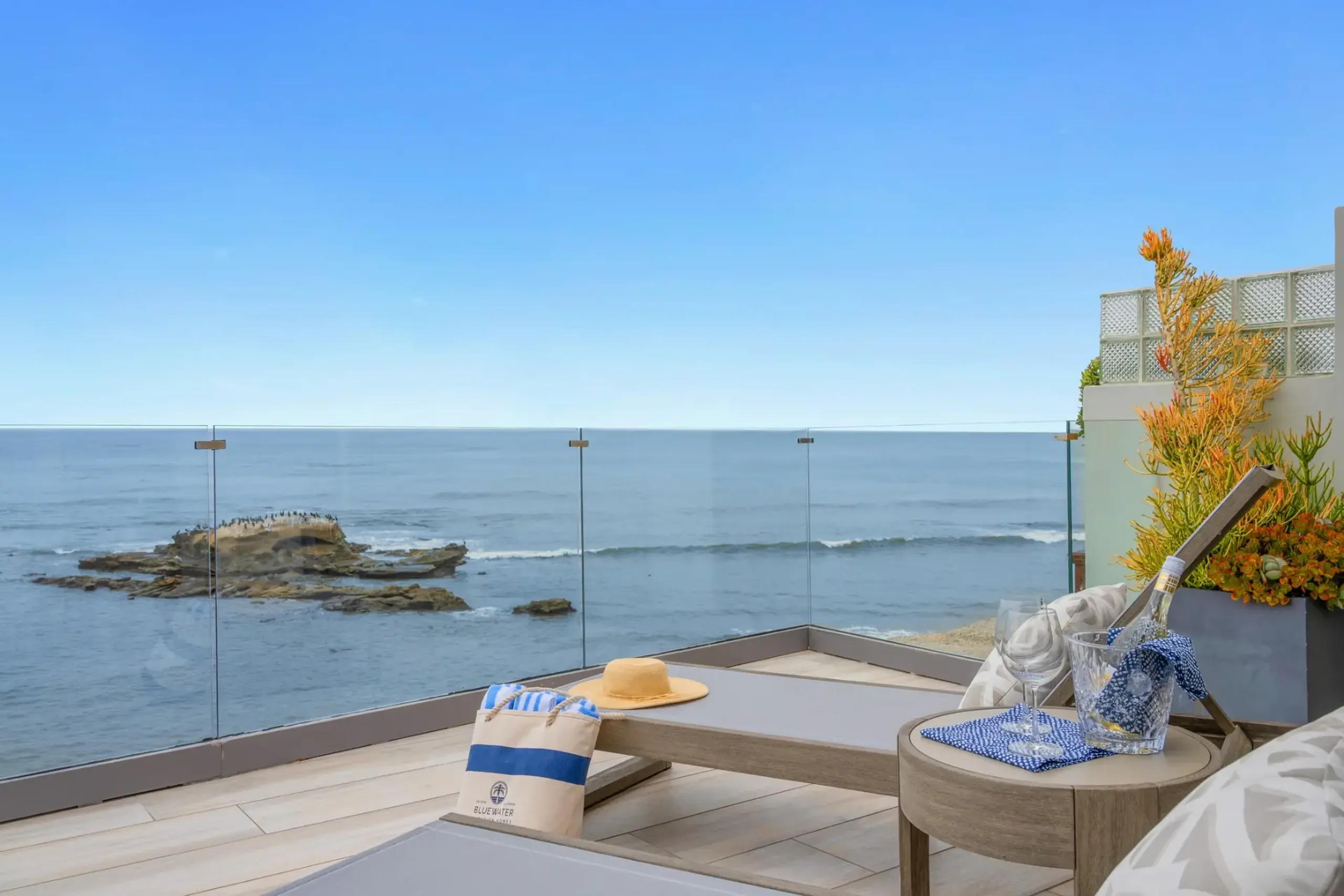 Contemporary Oceanfront Villa with Waterfront and Stunning Views — photograph 4
