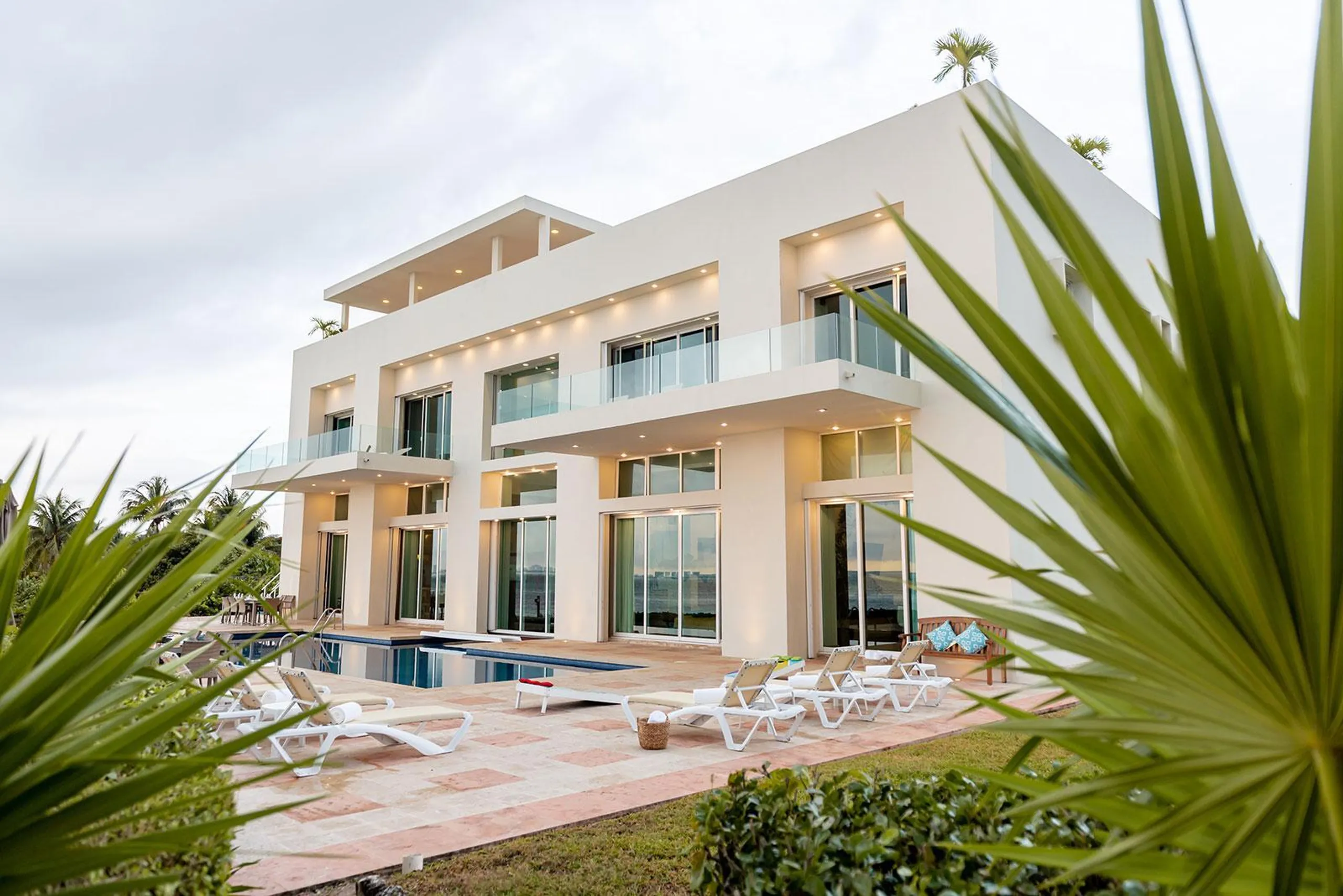 Pristine Facade Oasis with Ocean-Facing Pool — photograph 6