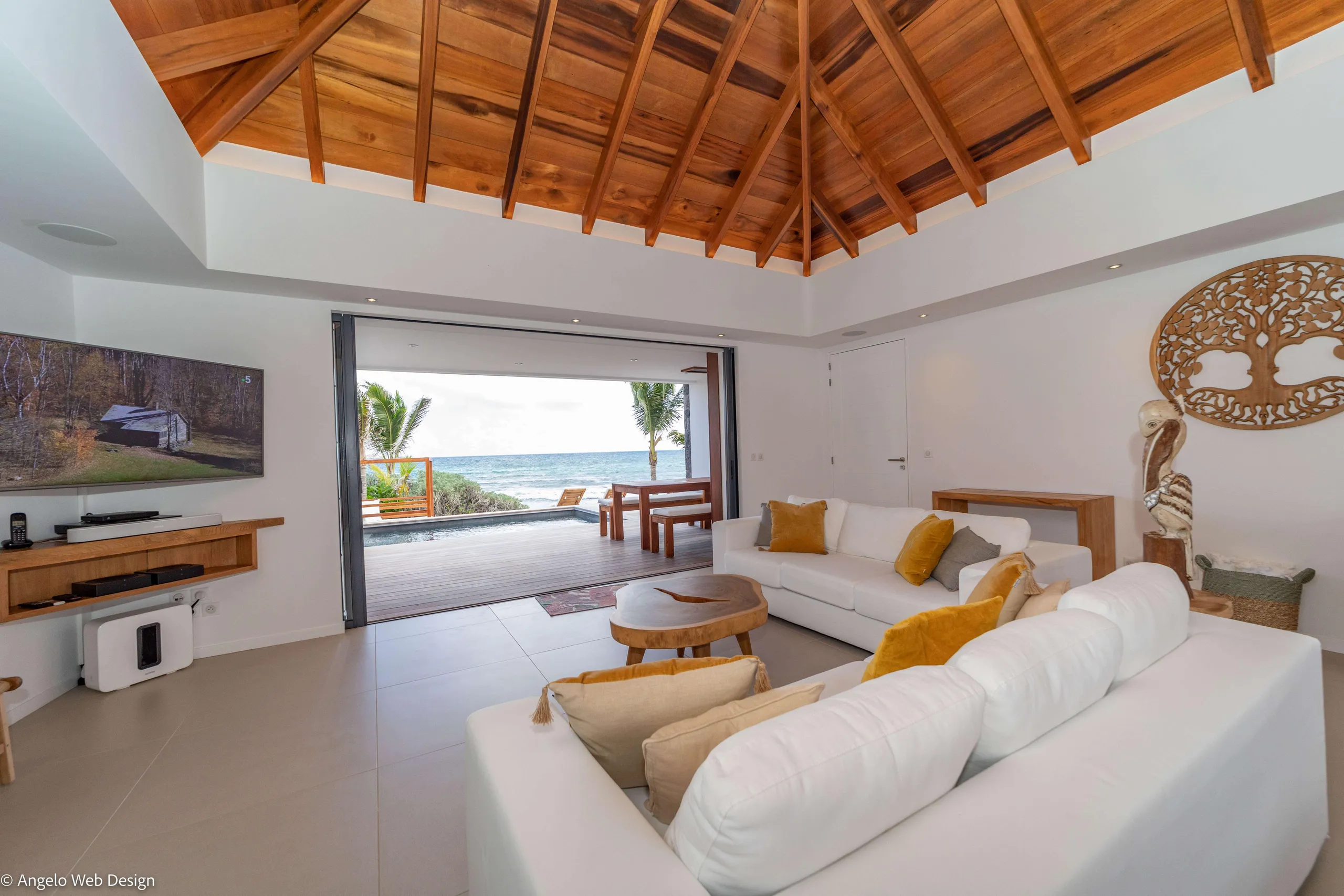 Exquisite Oceanside Villa with Private Pool and Walks to Beach — photograph 9
