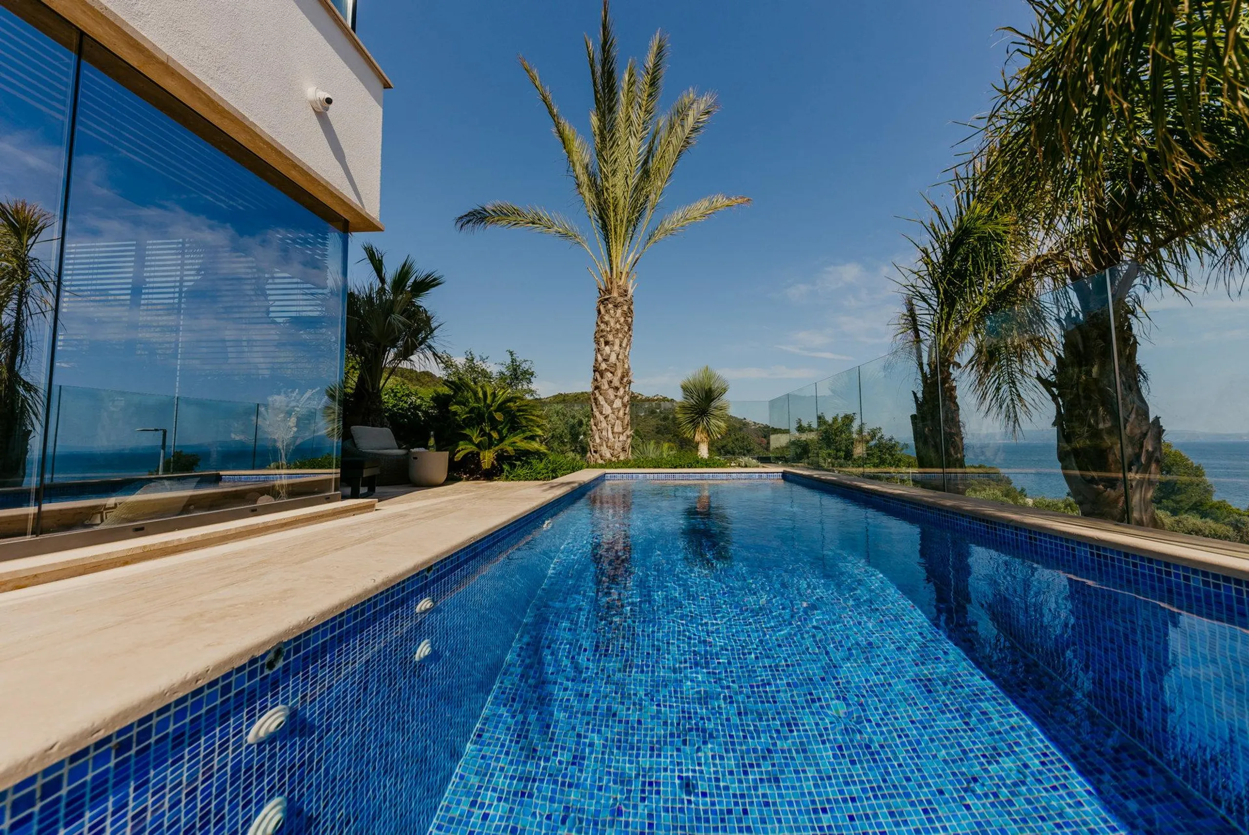 Exquisite Villa with Private Pool, Sauna, Jacuzzi and Enchanting Sea Views — photograph 7