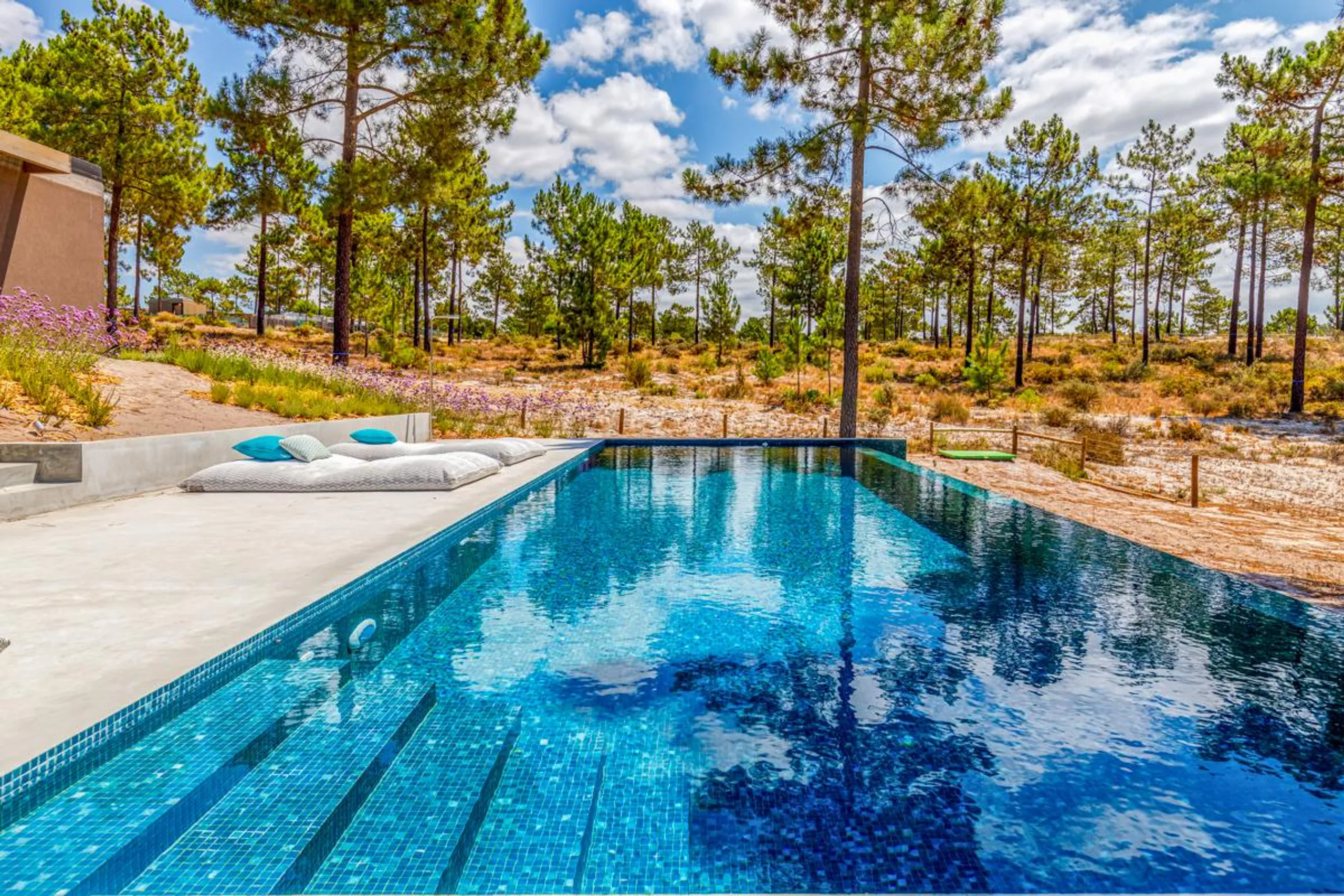 Modern Beach Haven Villa with Private Pool, and Close to Pristine Beach — photograph 2