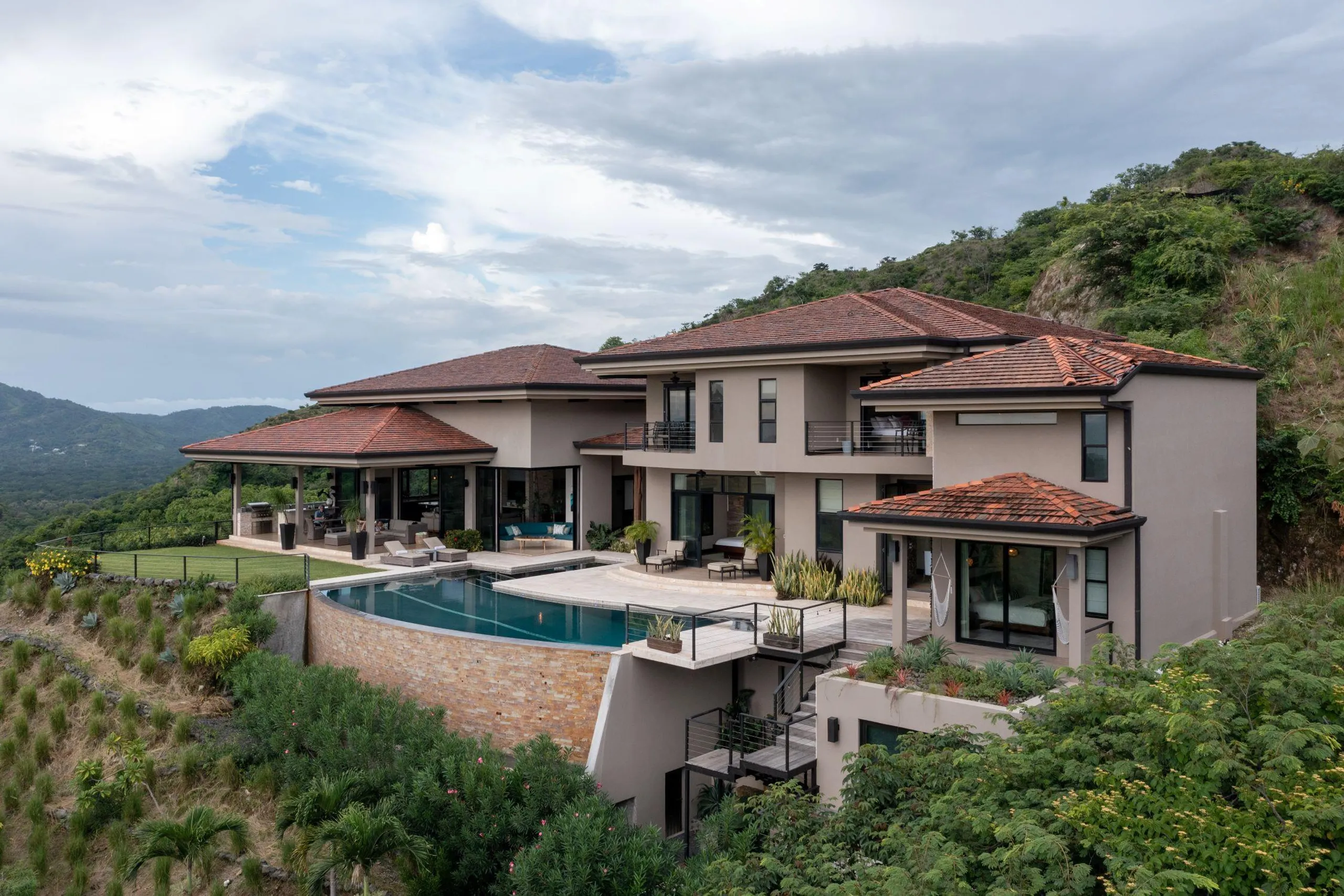 Majestic Oceanview Villa with Infinity Pool, Movie Theater, and Game Room — photograph 5