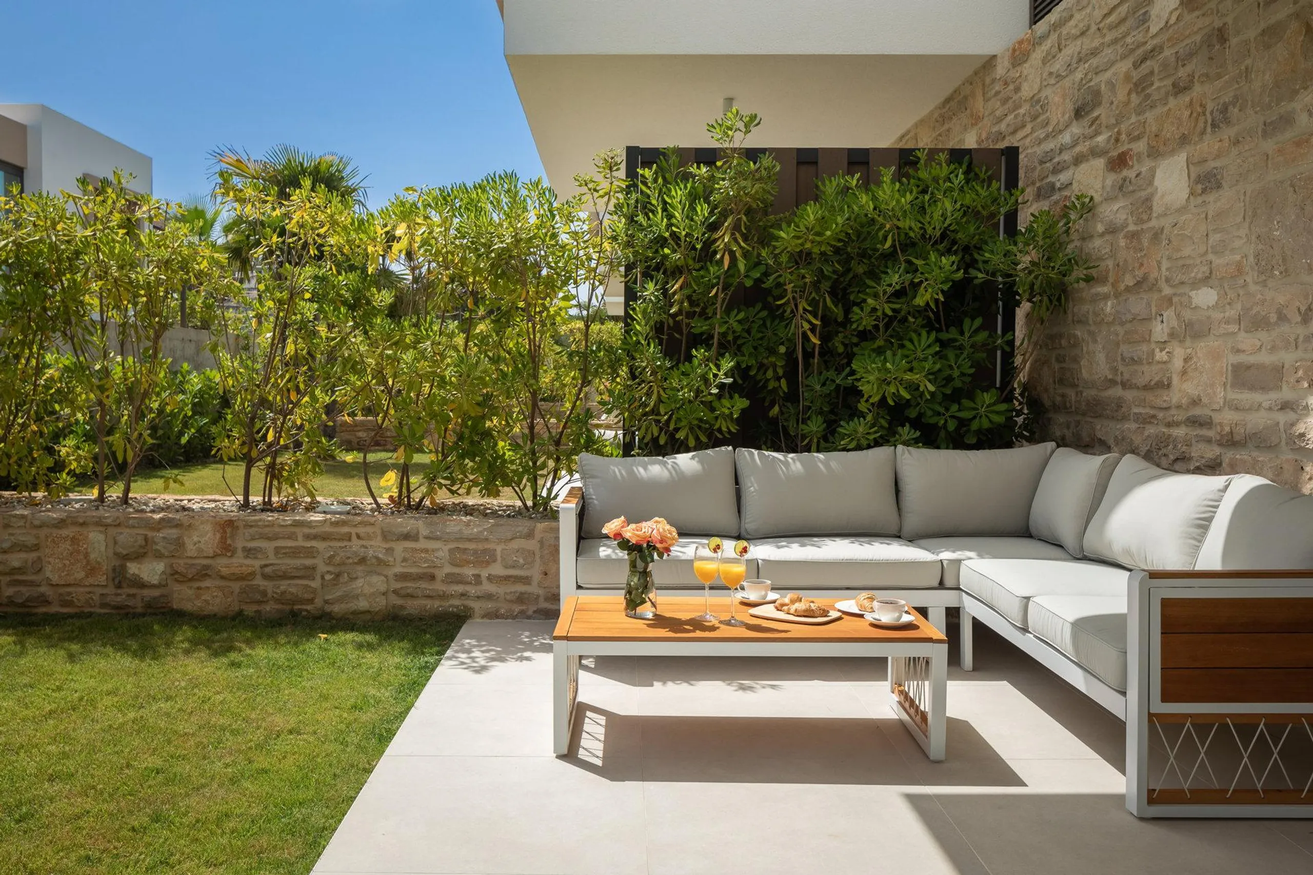 Gleaming Villa with Pool with Endless Sea on the Horizon — photograph 11