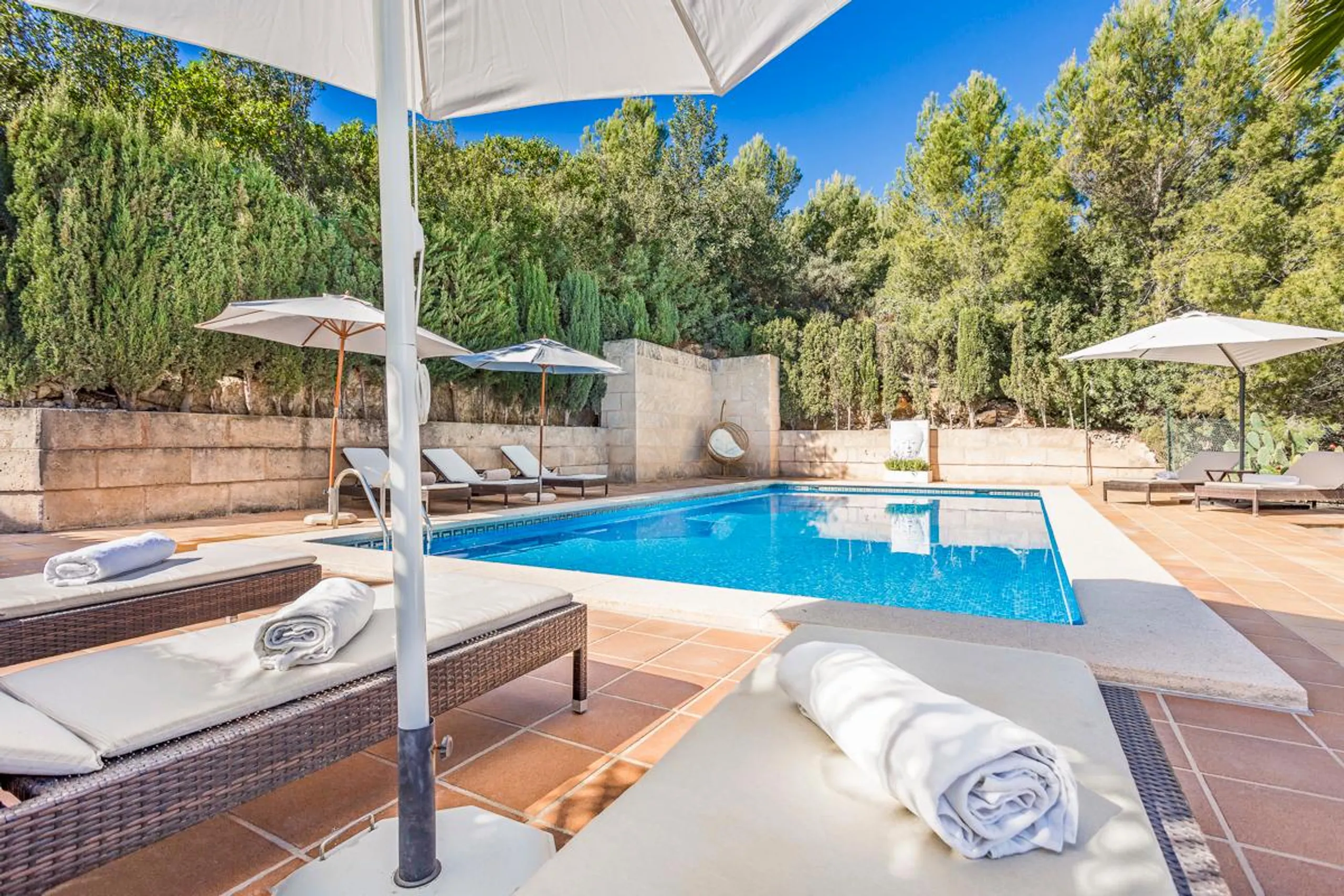 Sumptuous Hillside Villa 5 Bedroom Villa with Private Pool, and Bay Views — photograph 8