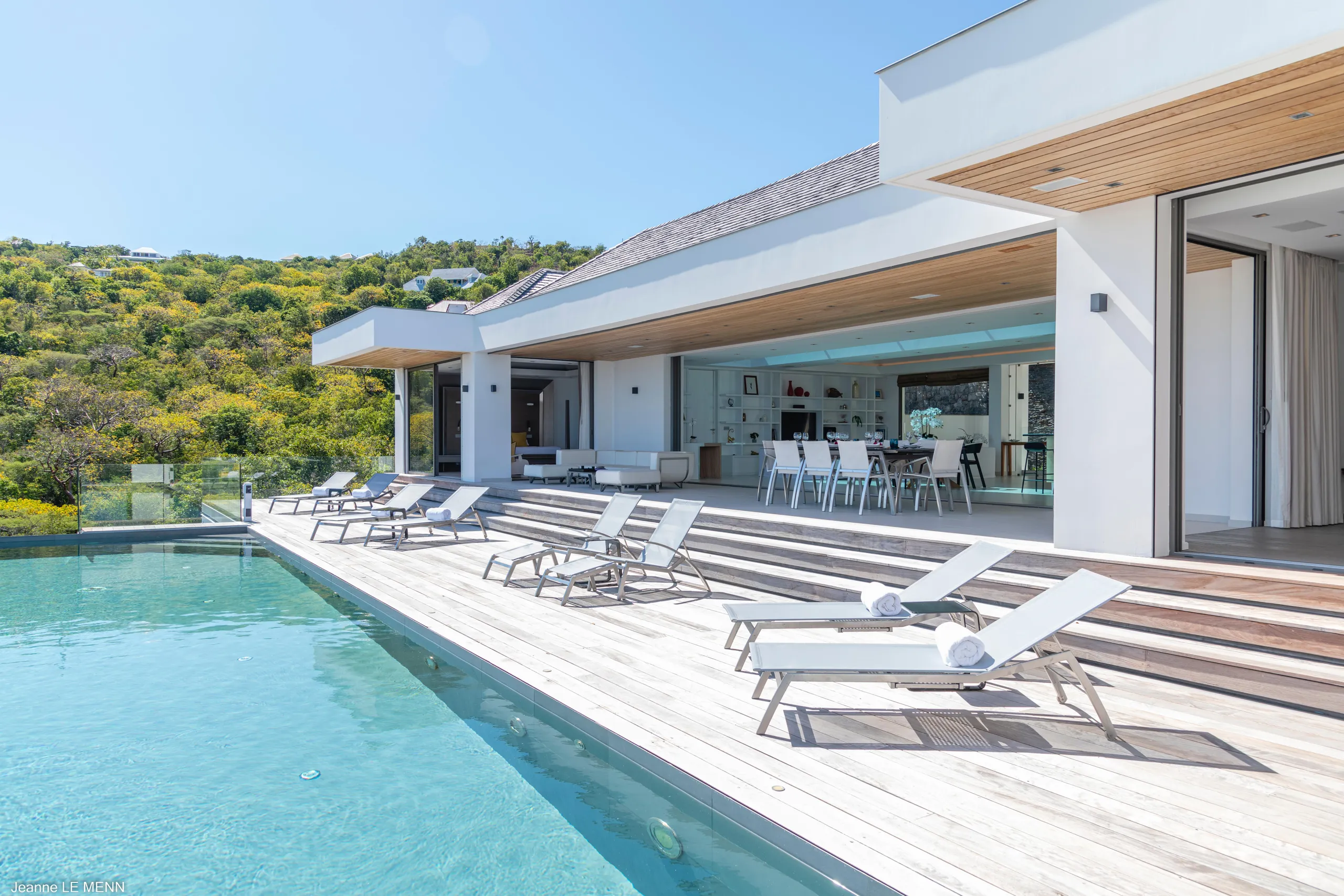 Grandiose Caribbean Bay Villa with Infinity Pool — photograph 3