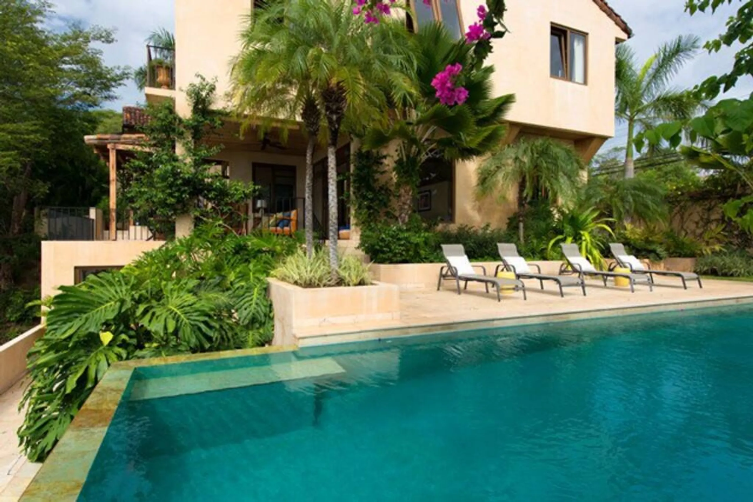 Jasmine-Scented Tamarindo Villa with Private Poolside Lounge and Ocean Views — photograph 2