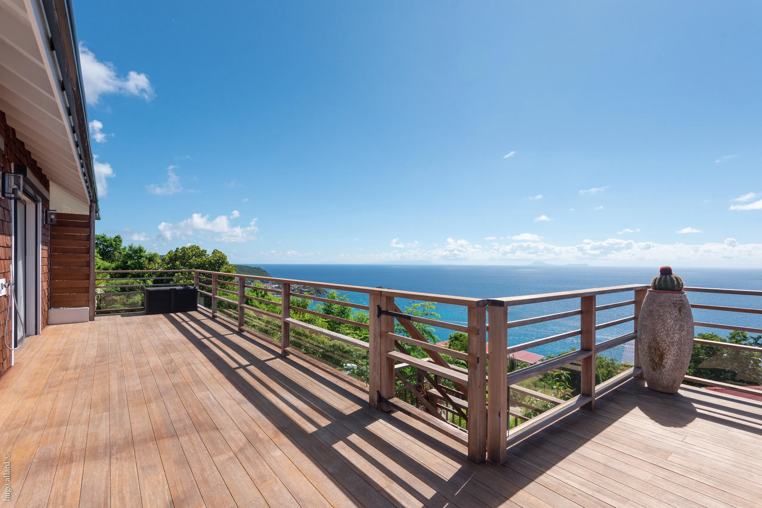 Exquisite Oceanside Villa with Private Pool and Sweeping Sea Views — photograph 2