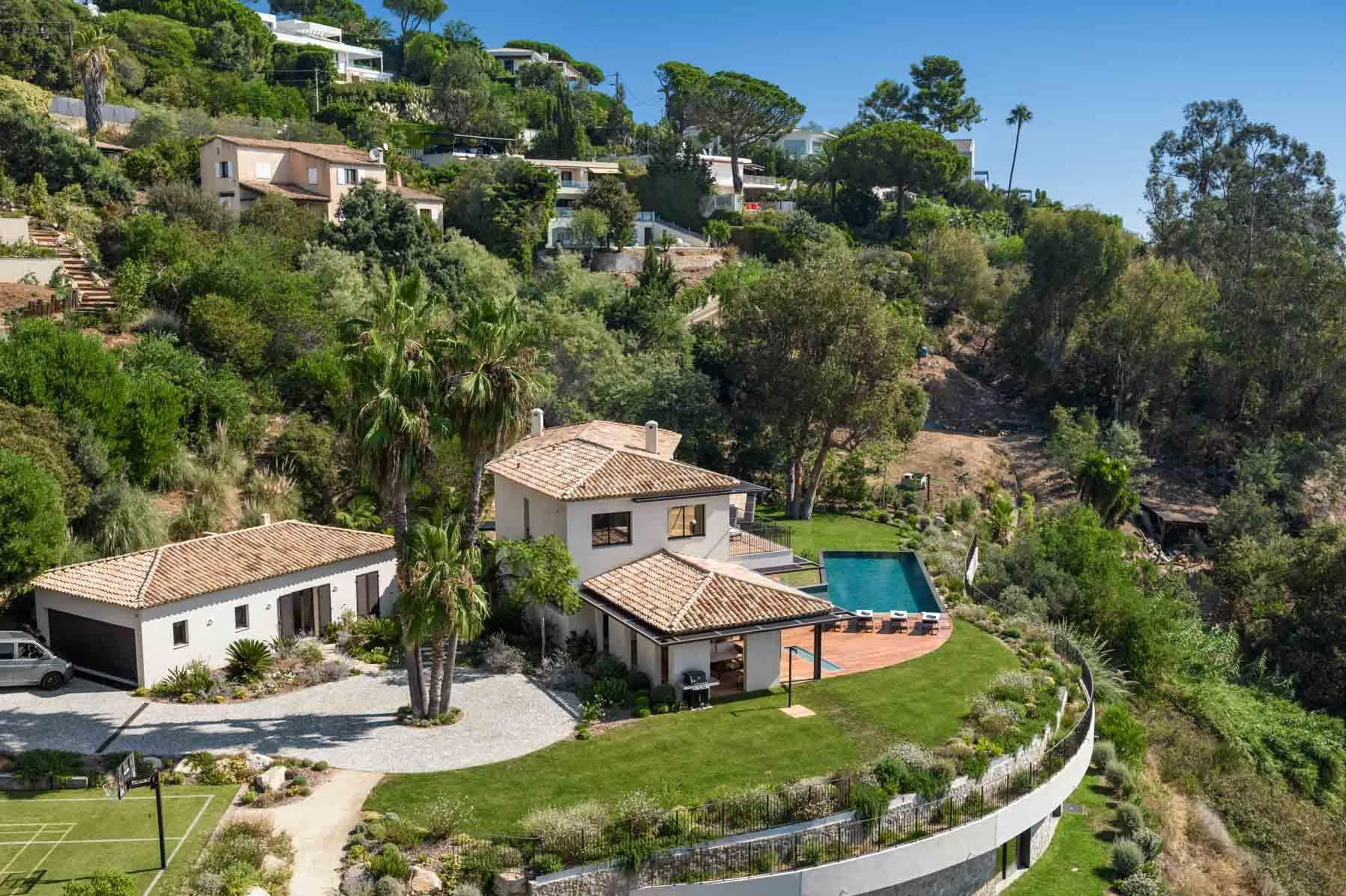 Regal Villa with Private Infinity Pool and Breathtaking Mediterranean Sea Views — photograph 2