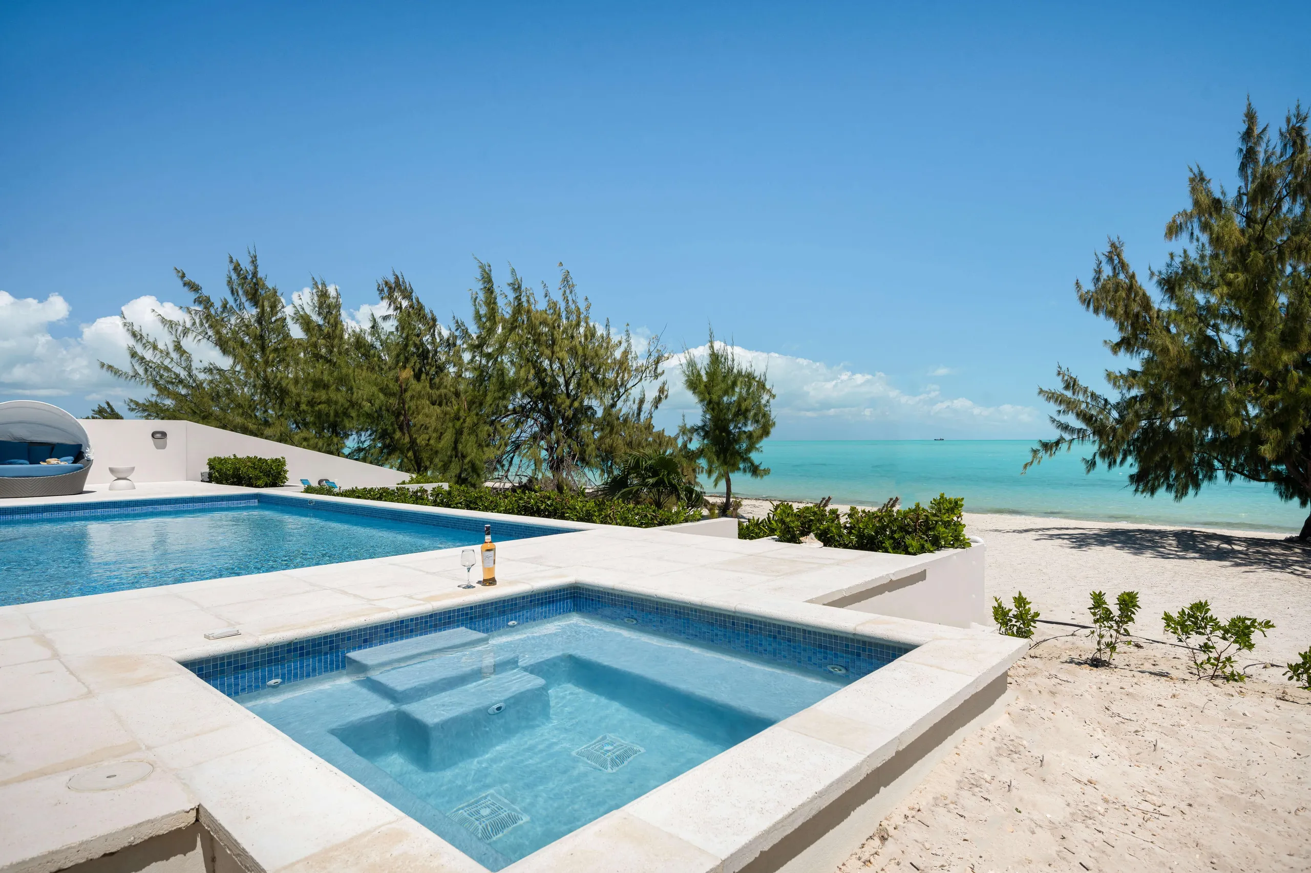 Relaxing Beach Villa with Private Pool on Long Bay Beach — photograph 5