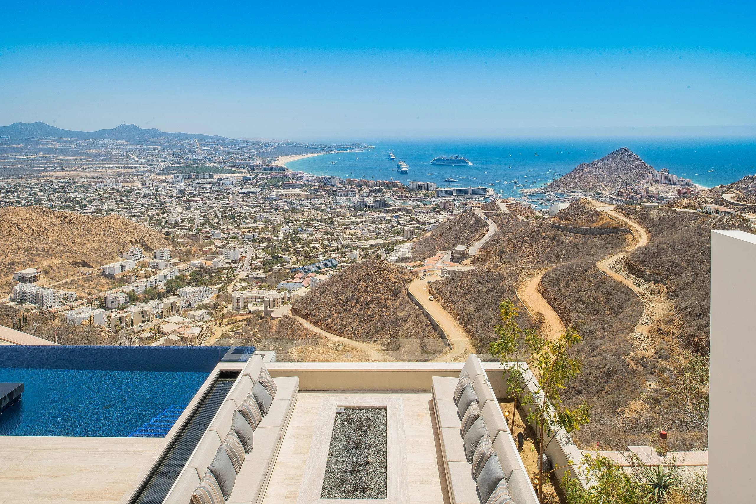 Modern Architectural Estate with Infinity Pool and Spectacular Ocean Views — photograph 12