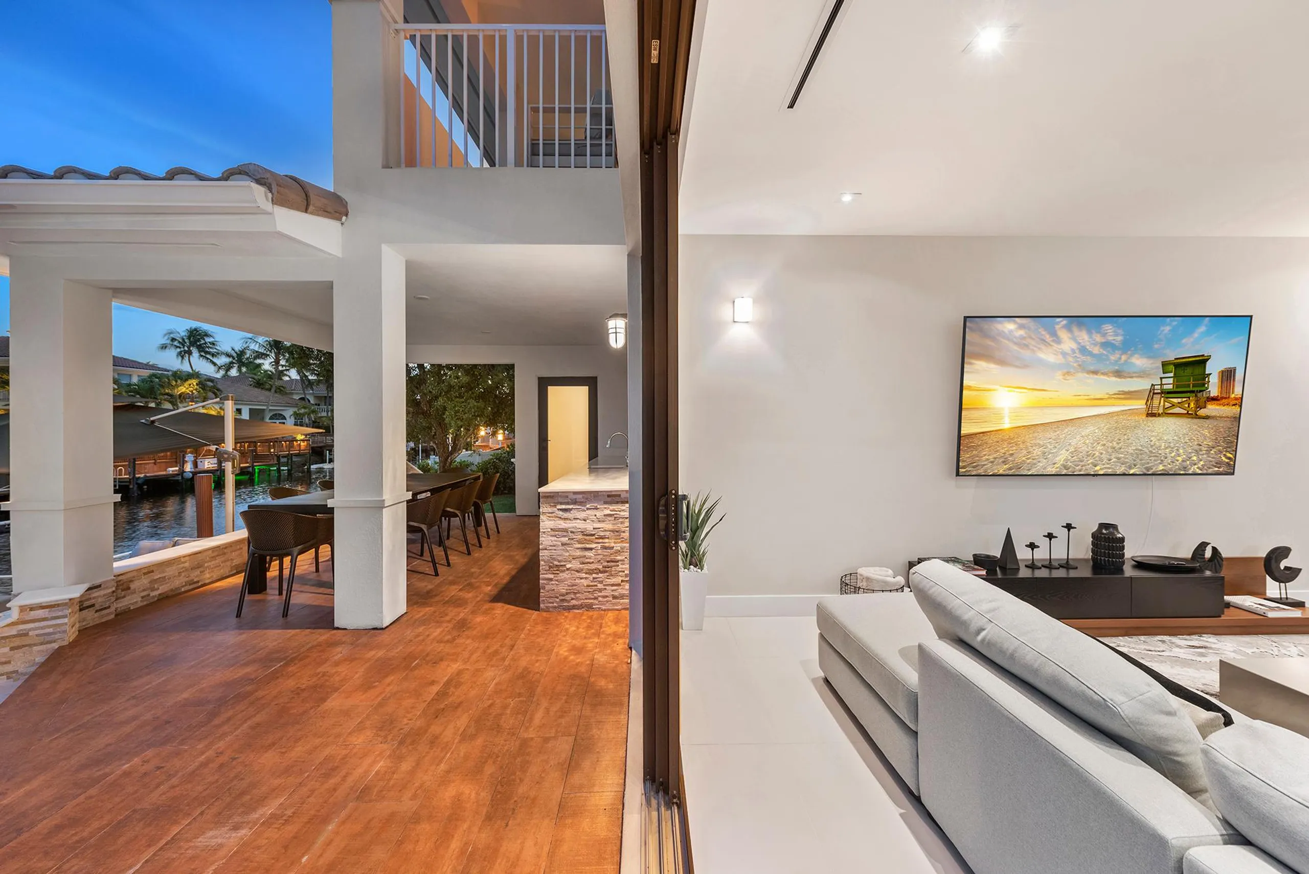 Amazing Waterfront Luxury Estate with Private Pool and Entertainment Room — photograph 8