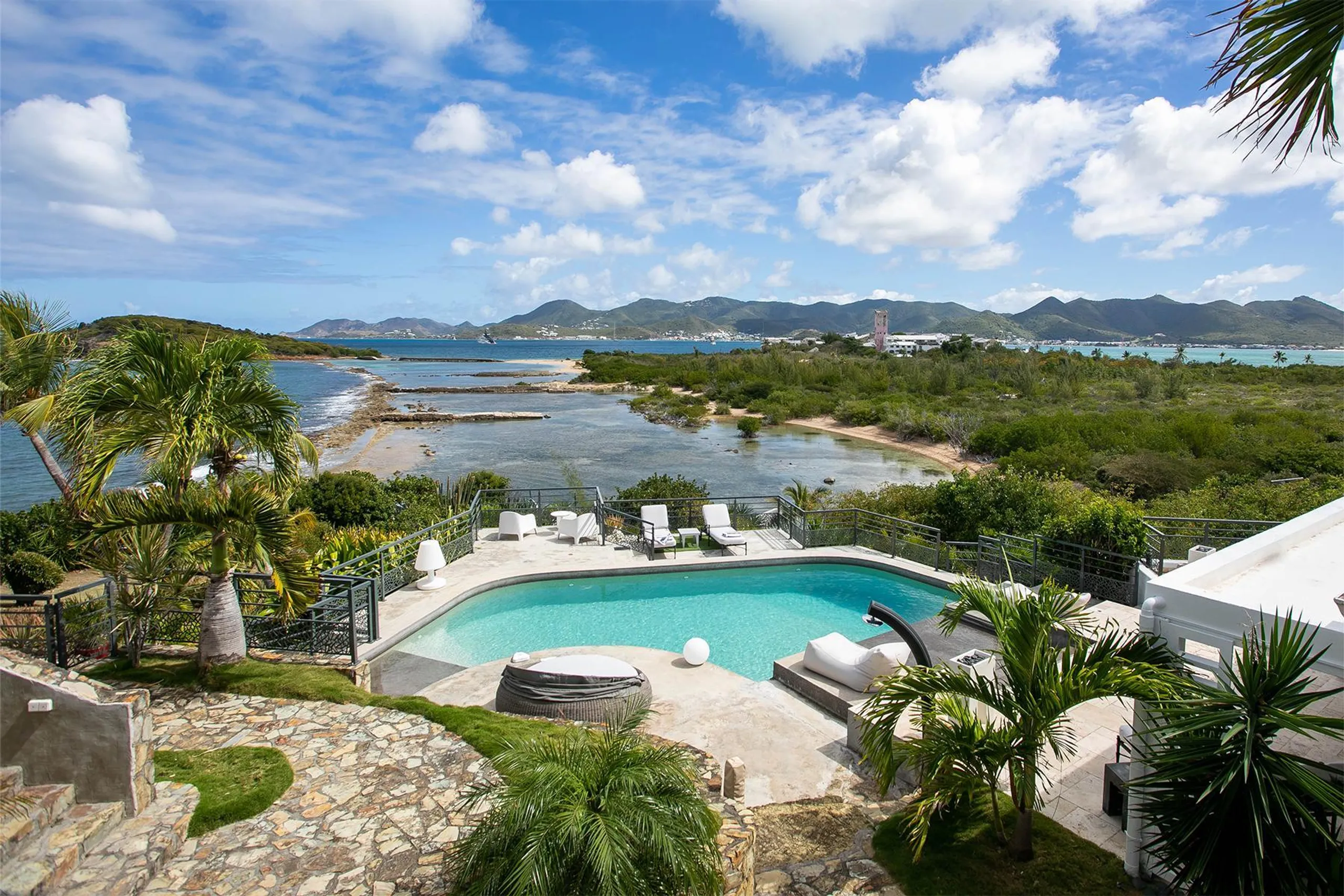Serene Clifftop Luxury Villa with Private Pool and Breathtaking Ocean Views — photograph 9