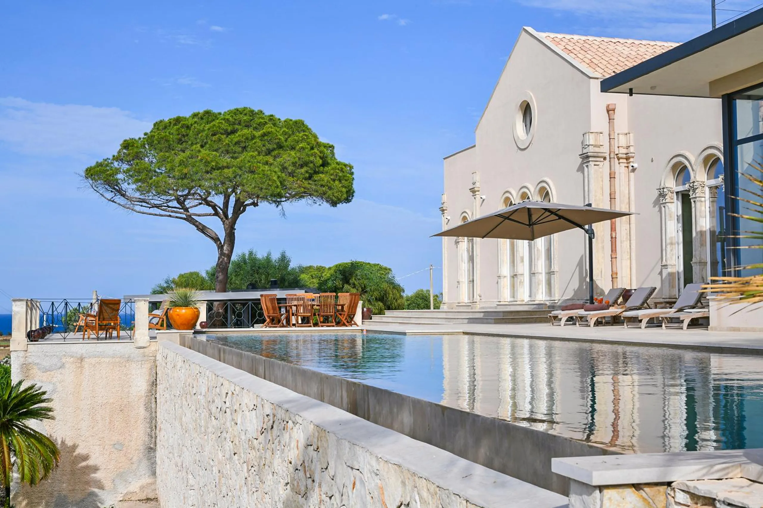 Chic Sicilian Villa with Private Infinity Pool and Scenic Terraces — photograph 4