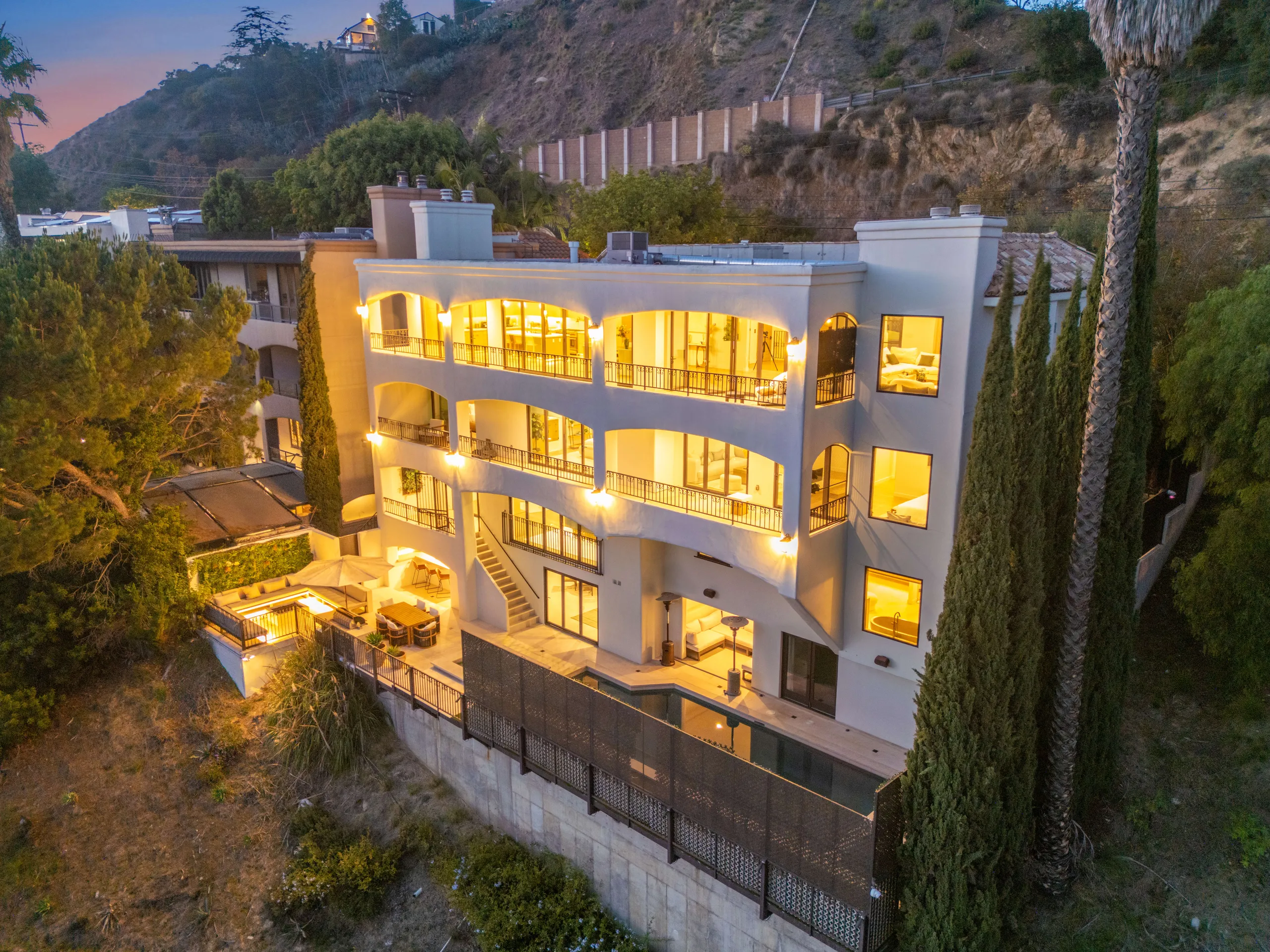 Iconic Mulholland Villa with Pool, Theater & City Views — photograph 2