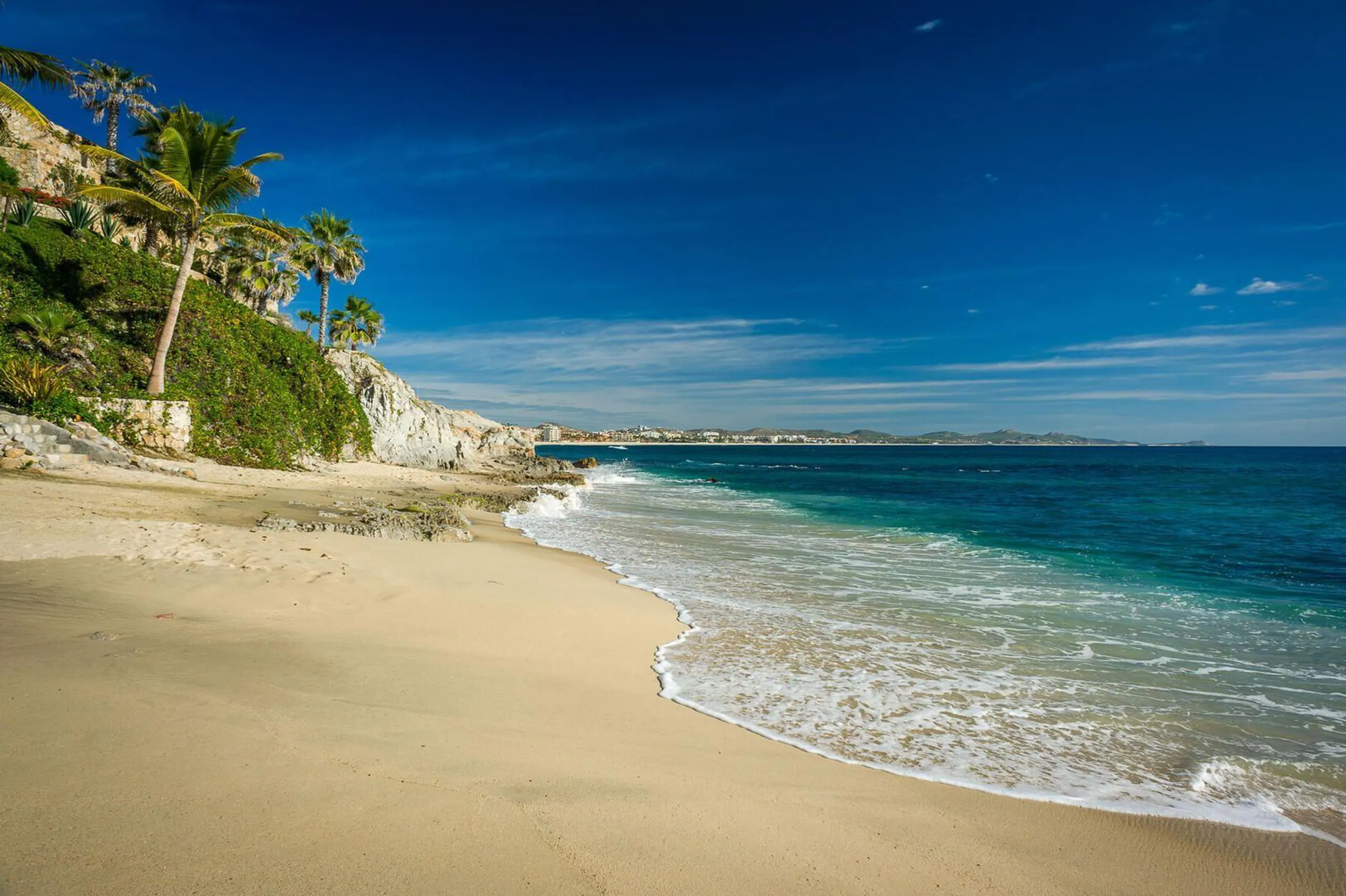 Spanish Colonial Architectural Palmilla Estate with Infinity Pool and Sweeping Ocean Views — photograph 5