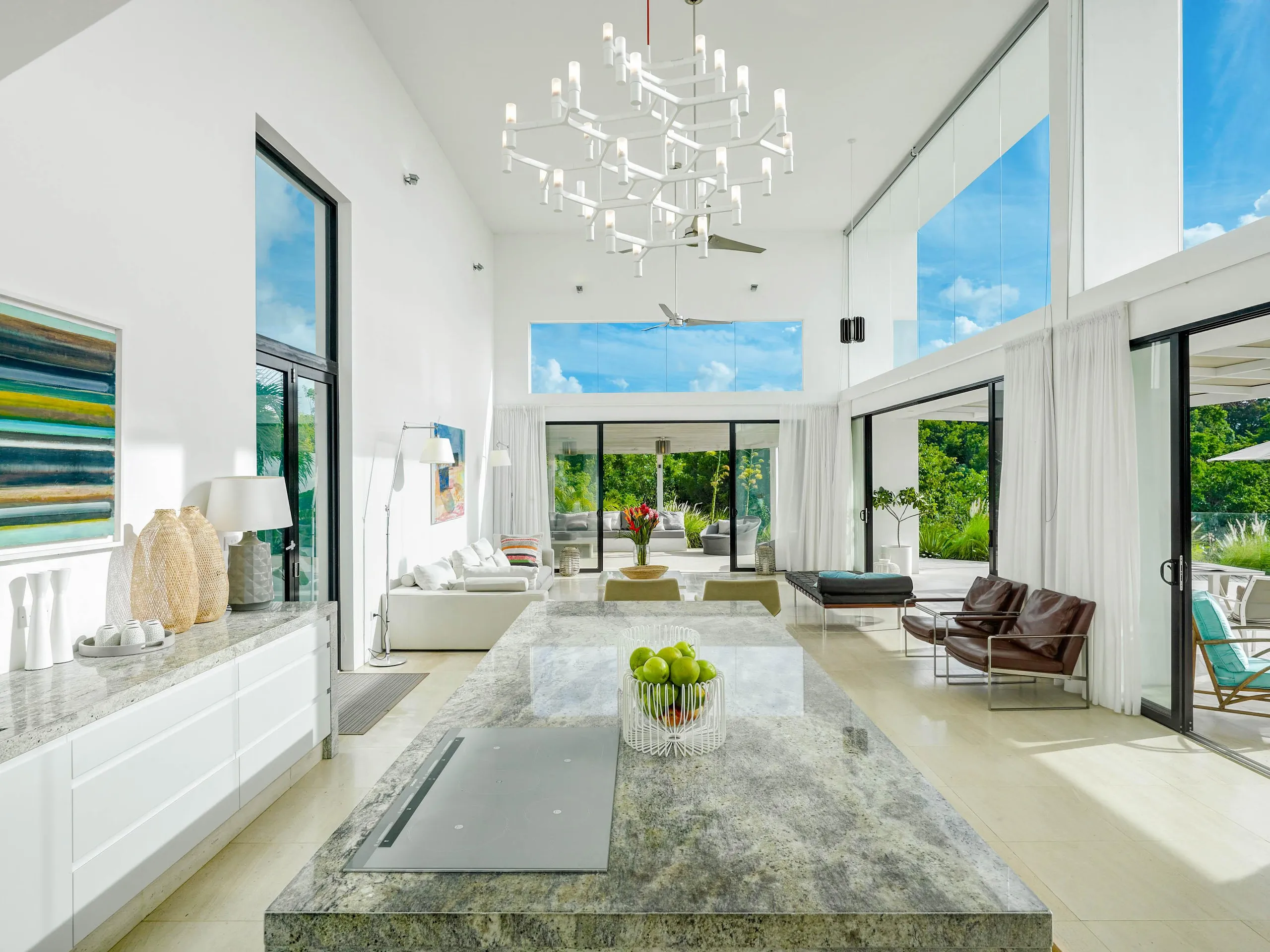 Sophisticated Villa with Infinity Pool and Panoramic Nature Views — photograph 4