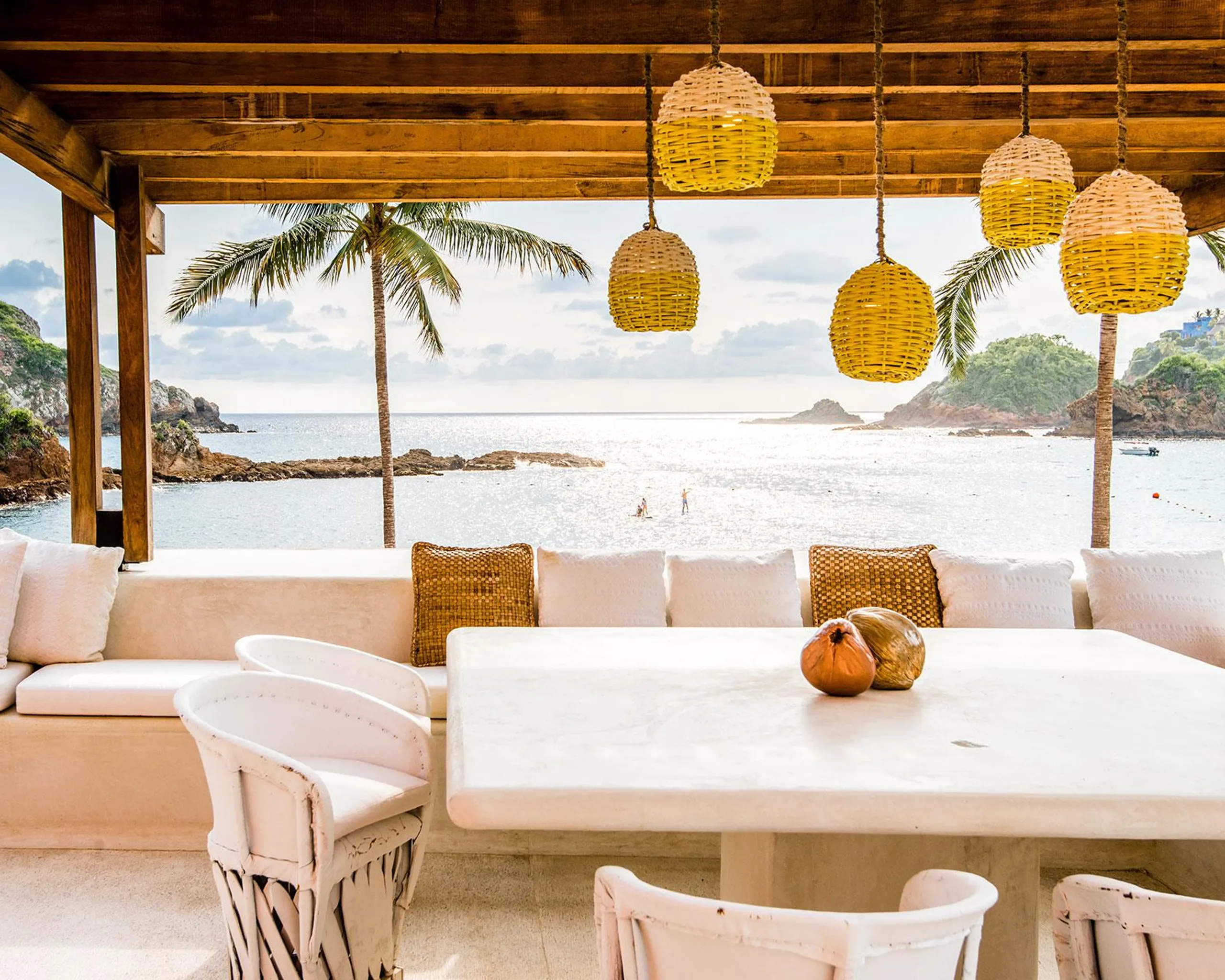 Beachfront Villa with Private Pool Modern Comfort & Access to Natural Wonders — photograph 12