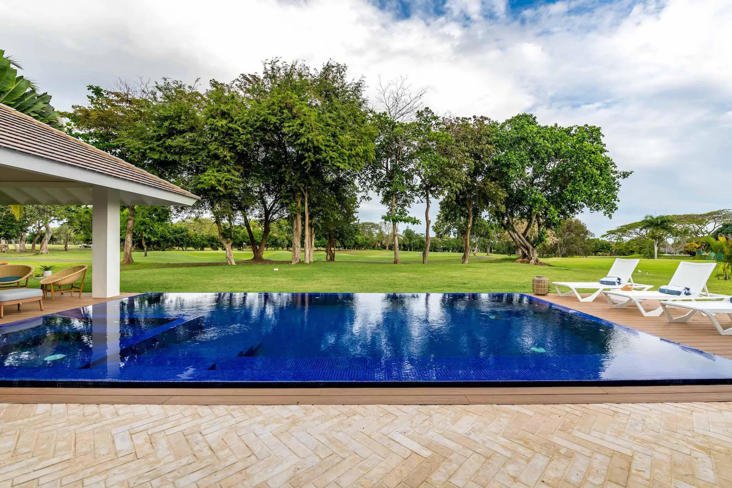 Resplendent 5BR Villa near Minitas Beach, La Marina, and La Romana Country Club — photograph 3