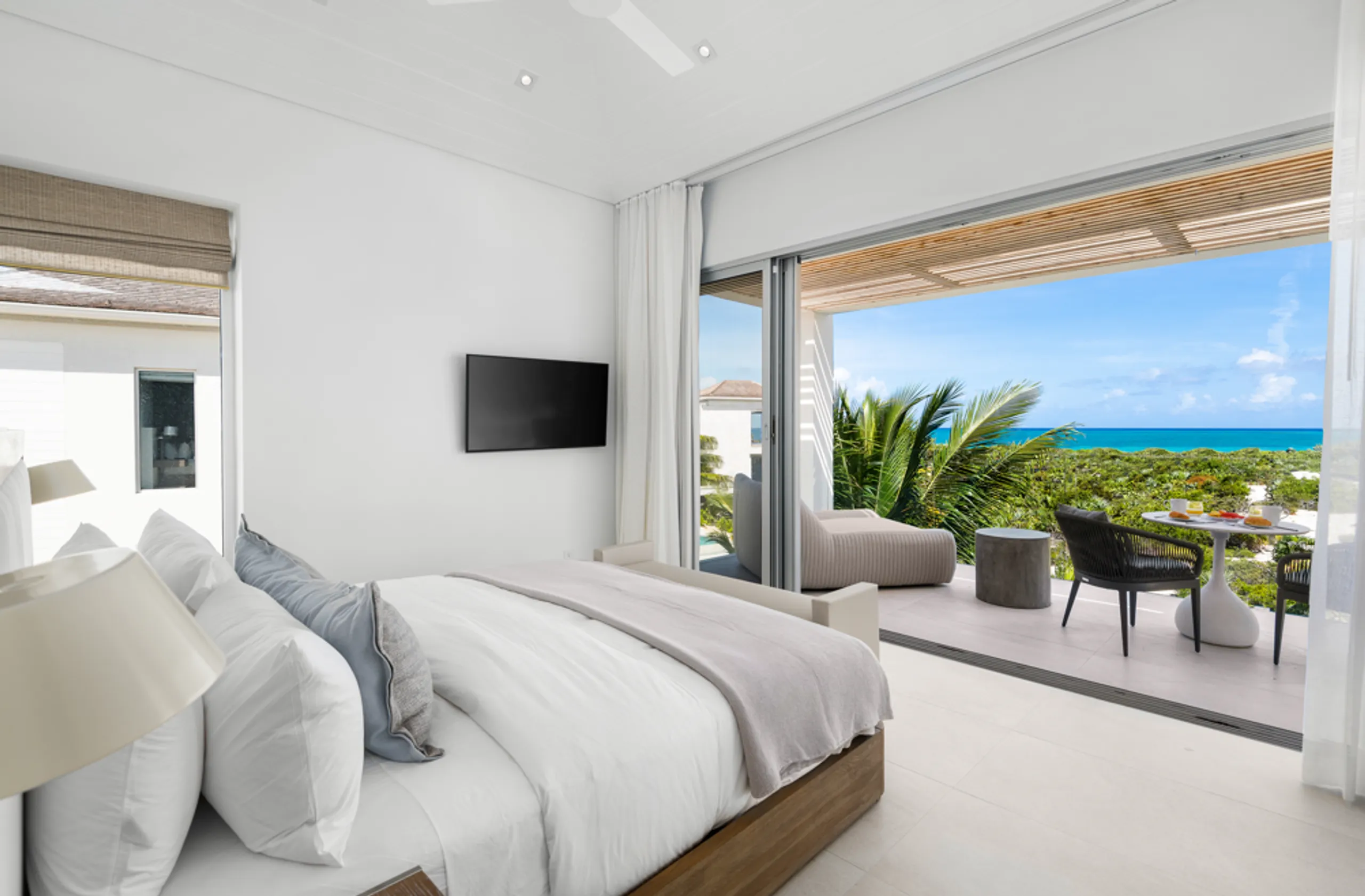 Grace Bay Contemporary Estate with Infinity Pool and Stunning Views — photograph 11