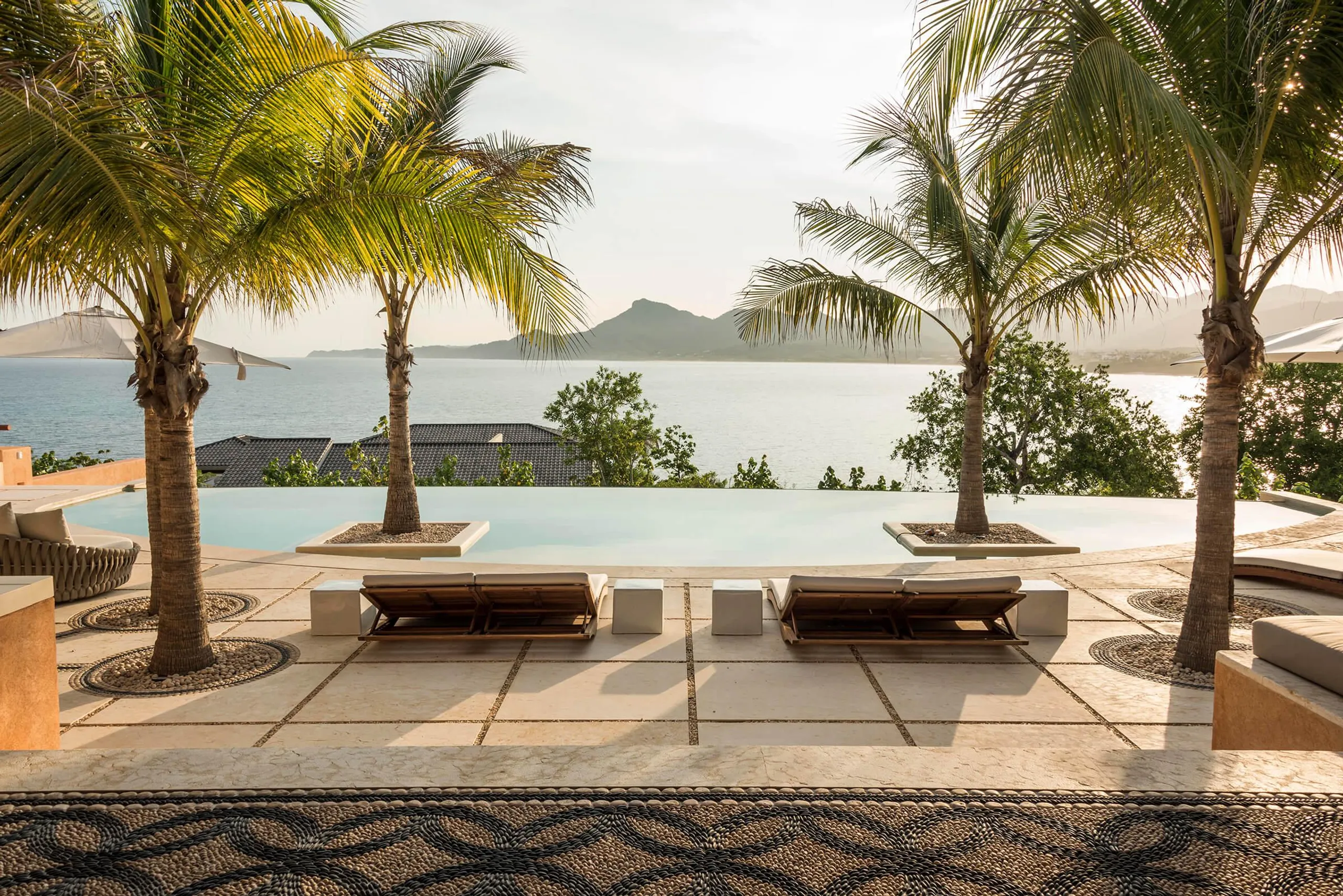 Majestic 3-Level Villa with Infinity Pool and Ocean Views in Kupuri — photograph 3